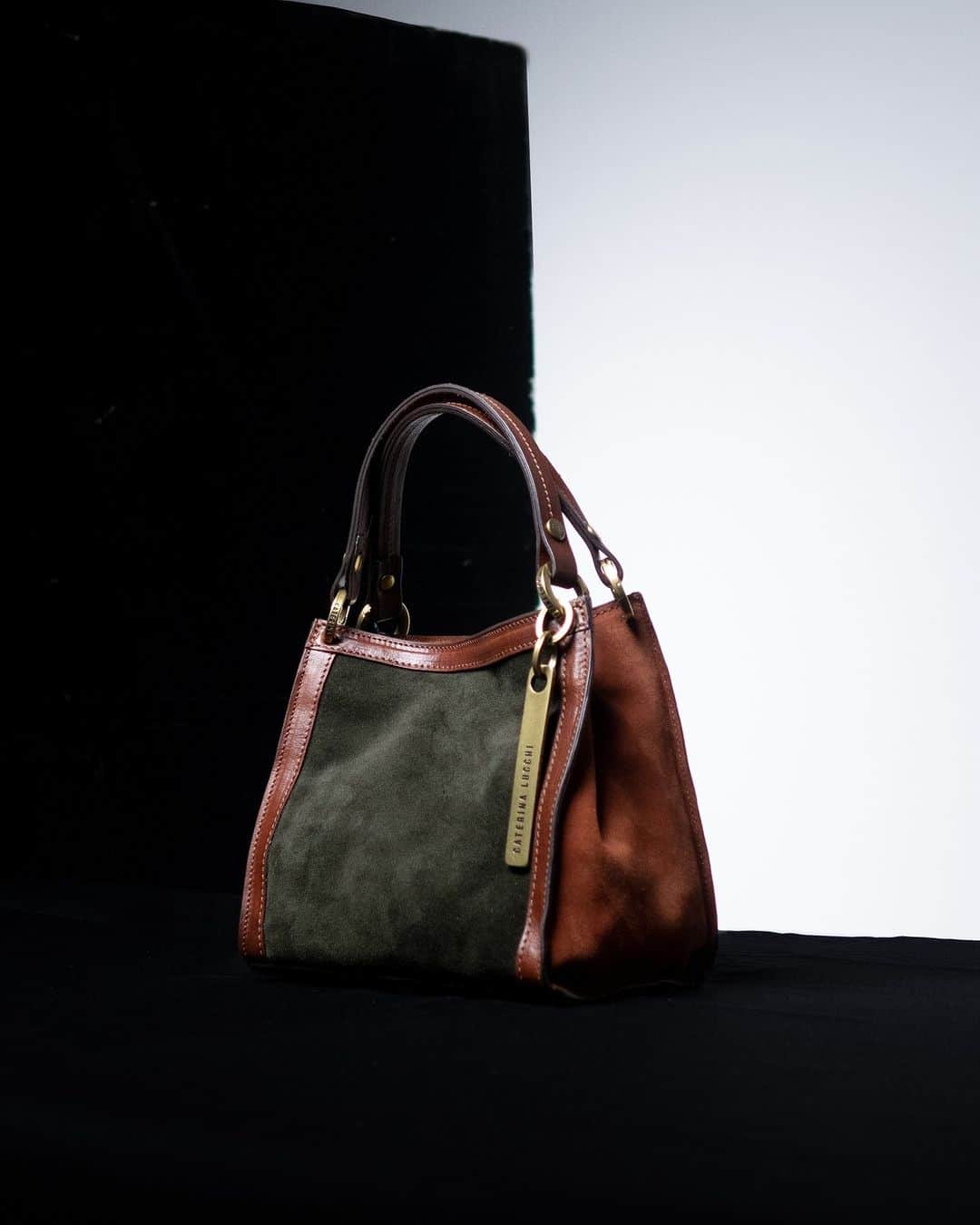 カテリーナ ルッキのインスタグラム：「Calcutta bag: shop now.  #caterinalucchi #caterinalucchigold #caterinalucchibags #madeinitaly」