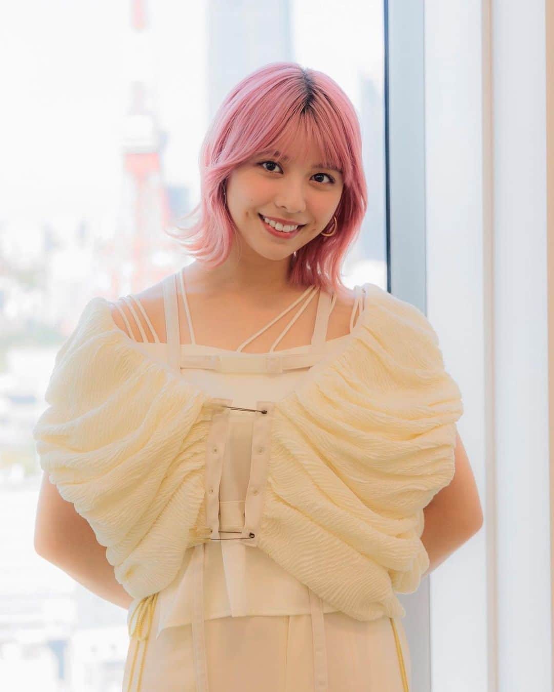 のインスタグラム：「今日でまたひとつ歳をとりました〜👏 たくさんのお祝いメッセージありがとうございます♪ そして母上！産んでくれてありがとう！ 家族のおかげで乗り越えれた事も沢山ありました！感謝です！  26歳は挑戦の一年にすると目標を掲げてから、写真集で始まり、ドラマなど本当に体当たりで色んな事に一生懸命に挑戦できた一年でした。  27歳は、それらの経験を糧に更に飛躍できるようまた挫けず一生懸命に！！！ 頑張りたいと思います♡  と真面目な事言いましたが、、、  ま、楽しく！ ゆる〜く！時にビシッとピシッと！ ワタシらしく‼︎ やっていきたいと思います♪  そして‼︎  ABCテレビ ドラマ「こういうのがいい」 10月29日から毎週日曜、深夜0時55分からの放送もお楽しみに！  この写真はドラマの取材の時に、ドラマの5.6話の監督に撮っていただいた写真📷  ピンク髪ともそろそろおさらばなので、今のうちに沢山載せておこっと♡  さてさて、明日は生誕イベントです♡ 来てくれる方、天気が怪しいから気をつけて来てね！ 沢山楽しみましょう😊」