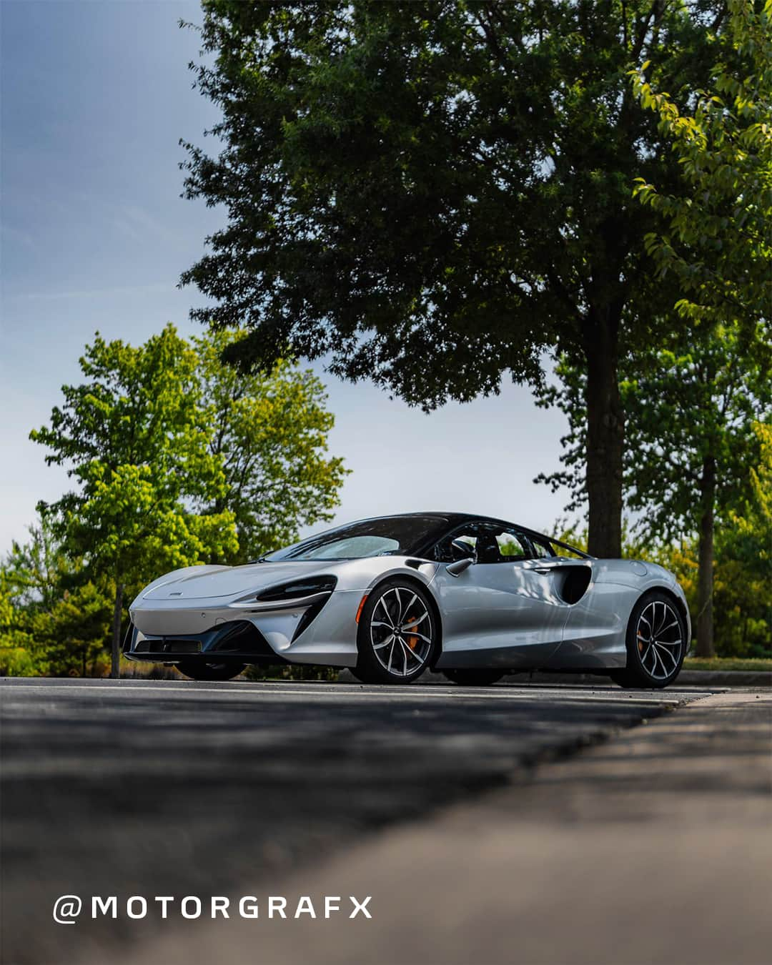 McLaren Automotiveのインスタグラム：「A pop of colour from the papaya orange brake calipers 🟠👌 #McLarenSpotted by @motorgrafx  #McLaren #McLarenAuto #McLarenArtura」