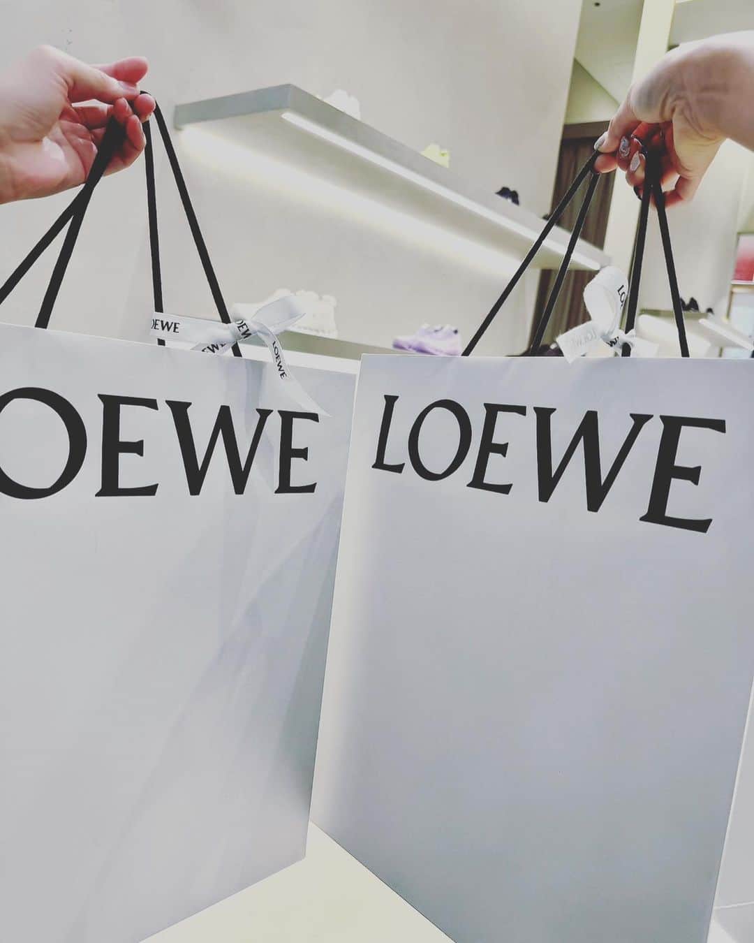 花清まゆこのインスタグラム：「#loewe  #loeweon #on #ロエベ #コラボ #スニーカー #可愛い #めちゃくちゃ軽い @tanakakaorin  #おそろい  #loeweshoes  #shoes  #colaboracion   さて問題です。 何色を買ったでしょーか？？」