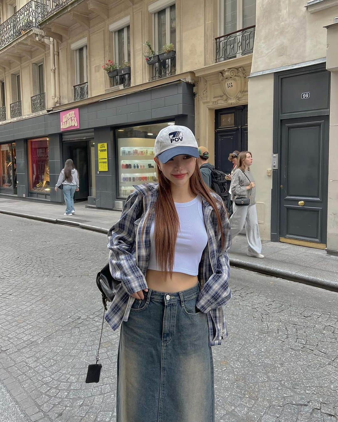 のインスタグラム：「프랑스 지금 빈대때문에 난리방구라는데 난 가있는동안 아모고토 모르고 잘만 놀고 돌아댕기고 왔다 ... 역시 모르는게 약이다 ... tmi지만 어느날 숙소에 개미가 잔뜩 기어다니는걸 봤는데 . .개미도 먹고 살어야지 .. 하고 이주동안 같이 합숙함 ... ㅋ 단순한 시골 소녀(?)아줌마」