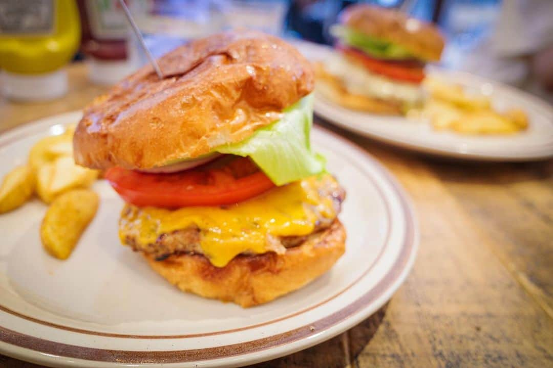 芥川愛加のインスタグラム：「・ リサとドライブして食べて買い物して 充実した1日だった🍔🌴🚗 ・ またどこか行こうね♩ 次お出かけの時はいい天気になりますよーに🥹☀️笑 @_rrbin97  @ai_ca.mera  ・ ・ #泉南りんくう公園 #allgoodburger  #りんくうプレミアムアウトレット  #楽しかった #雨女はどっち笑 #時差投稿」