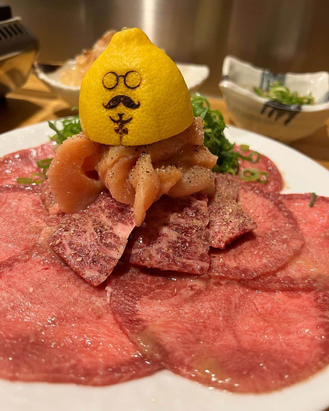 中村かなのインスタグラム：「住吉にある隠れ家的な焼肉屋さん🥩 @sumiyosibase さん  コンテナを利用した店内で おいしい焼肉が頂けます😋♡  ユッケやセンマイなどお刺身系〜焼肉まで 全部おいしいの🤭 住吉にこんなおいしい焼肉屋さんがあるなんて知らなかった🤭  サラダなどおつまみ系もちゃんとおいしくて🥗 ラーメンも食べるつもりだったけど… たどりつけませんでした😂 深夜まで営業してるので 二軒目使いや〆の🍜にまたお邪魔したいです😋  📍スミヨシベース 愛知県 名古屋市中区栄 3丁目10-15 住吉小路1-1  #PR @sumiyosibace #スミヨシベース #肉食女子会 #ホルモン女子 #栄グルメ #名古屋焼肉 #焼肉グルメ #肉食主義 #肉食女子 #住吉グルメ #住吉 #栄ディナー #名古屋グルメ #名古屋ディナー」