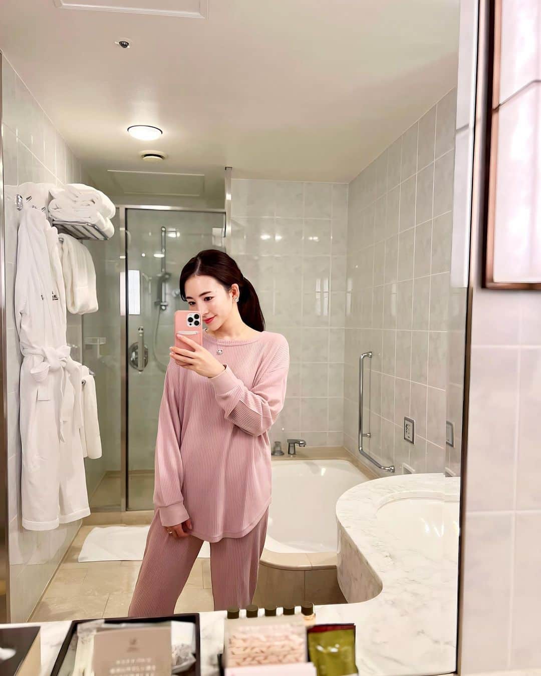 Nahoのインスタグラム：「* ホテルステイした時の持ち込みアイテム  @aimerfeel_official  の腹巻き付きワッフルルームウェア。  パンツの方が腹巻きと一体型になっています🧸 お腹周りは冷えたら痛くなりやすいのでありがたい。  わたしは ピンクのMサイズを着ています。 手足まですっぽりで今の季節から温活できてオススメです🌸  #pr #aimerfeel  #温活 #ルームウェア」
