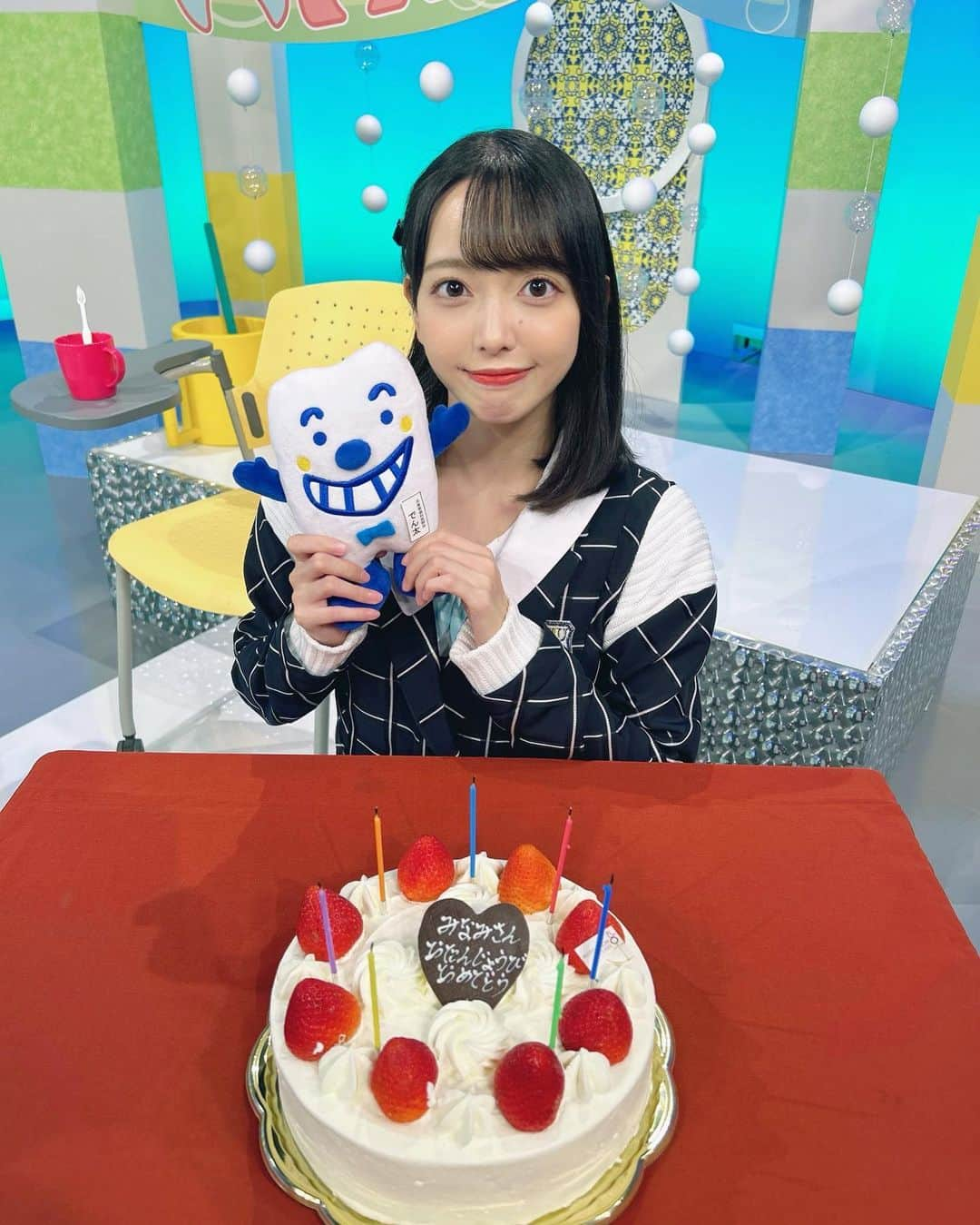 石田みなみさんのインスタグラム写真 - (石田みなみInstagram)「⁡ 11月5日(日)16時放送 サンテレビさん「歯っぴぃライフ」の 収録をしてきました🪥✨ ⁡ ゲストとして 出演させていただくのは 昨年に引き続き2回目です🥲 ⁡ そして今回もお誕生日の お祝いをしていただきました🥺🤍 ⁡ これからも兵庫県歯科医師会さんの 健口アンバサダーとして 健口の大切さを届けれるように 全力で頑張ります！🌼 ⁡ 放送日が近くなったら またお知らせしますね✨✨」10月14日 21時06分 - ishida.minami_373