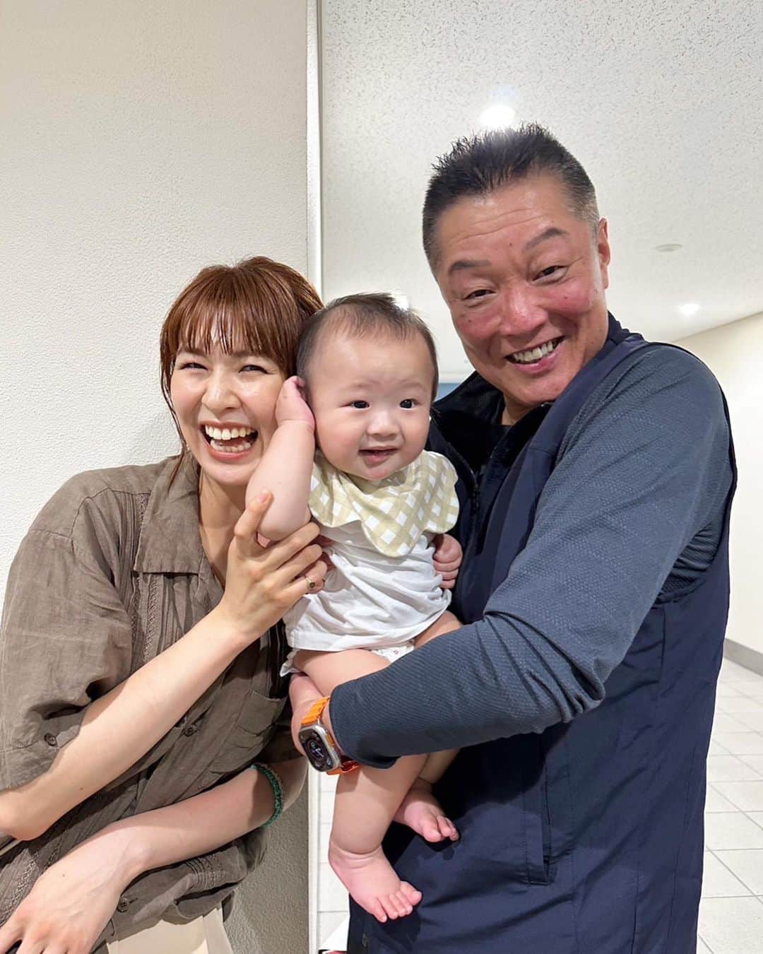 のインスタグラム：「. せっかく眞鍋監督が👶🏻連れてこーい！！って言っくれたのに、 移動中💩爆発しちゃって 始終オムツちゃんでした🤗 . 母ちゃんお着替え持ち歩いてなくてごめんねごめんねー🩳😀💦」