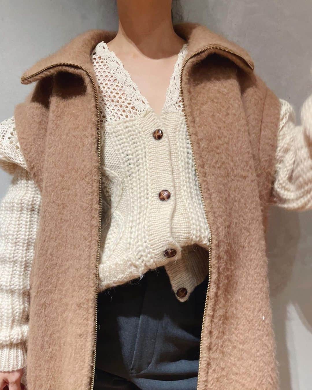 IÉNA LA BOUCLEのインスタグラム：「. ⁡ 〈BabyCAMEL ベスト〉 ⁡ 高級素材でもあるBABYCAMELは尾州で作られたLA BOUCLEの別注生地。 空気を含む性質があるので保温性高く、弾力のあるソフトな肌触りで心地良く着られます。 ゆったりとしたサイズ感で、ニットやシャツの上から着るだけでこなれた印象に。 ⁡ vest ¥79,200 intax no. 23011914138030 ⁡⁡_______________________  remake knit cardigan @violetteroom  ¥30,800 intax  #ienalaboucle#iena#イエナ#イエナラブークル#ienalaboucle_23aw」