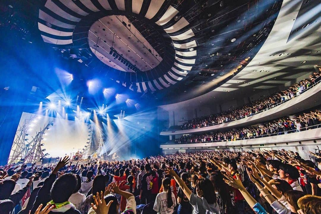 藤原広明さんのインスタグラム写真 - (藤原広明Instagram)「都会のラクダ TOUR 2023-2024 ～ 駱駝革命21 ～  仙台サンプラザホール -Day1-  仙台Day1のあなたにびっくらゔっ！！🔥🔥🔥🔥  photo by @cazrowAoki #SUPERBEAVER」10月14日 21時15分 - hiroaki_drums_superbeaver