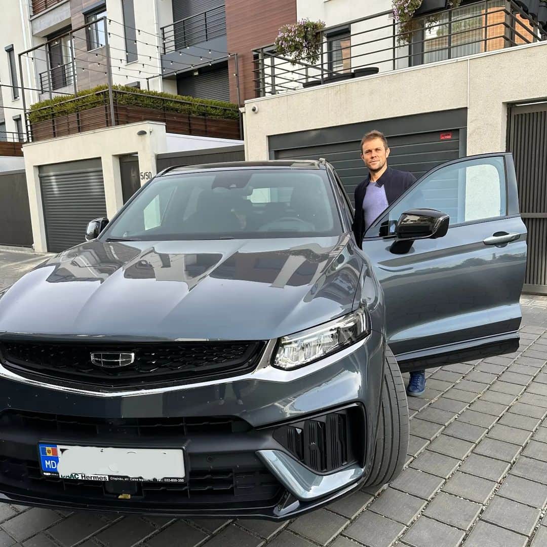 ラドゥ・アルボットのインスタグラム：「Am avut ocazia sa conduc un Geely Tugella, o mașină cu caracter sportiv, un design elegant şi tehnologie de ultima ora.  Activând regimul sport nu te aștepți la o astfel de accelerare după ce ușor apeși pedala. Nu sunt șoferul care merge agresiv, dar rezerva de putere sub pedală pe traseu e vitală.  În mai puțin de 2 săptămâni Geely Tugella m-a făcut să devin un mare fan al ei.  Aștept cu nerăbdare următoarea ocazie de a descoperi noi destinații la volanul acestui automobil împreună cu familia mea.」