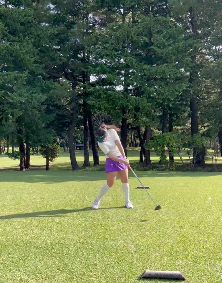 倉田珠里亜のインスタグラム：「. 最近のスイング🏌️‍♀️ グリーンとパープルの色合わせ超好き💚💜  #golfswing」