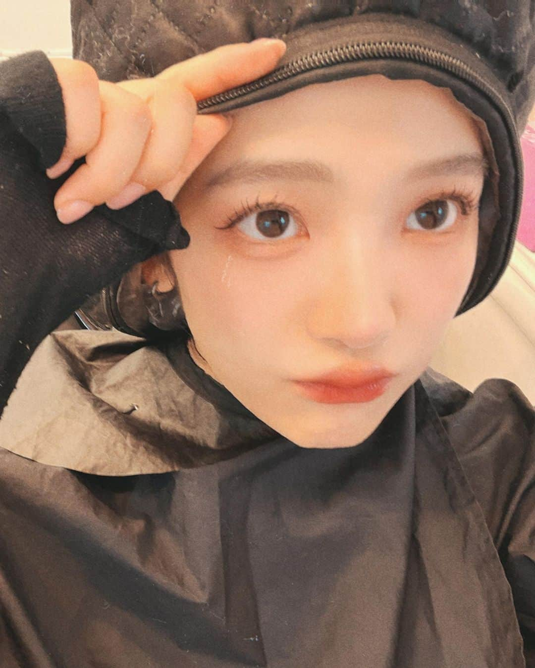 天木じゅんさんのインスタグラム写真 - (天木じゅんInstagram)「✂︎✂︎🖤  L.O.G omotesando にて カリスマ美人美容師りほちゃんに 髪の毛切ってもらった🤍🤍 @riholog1001   髪質改善トリートメントと レイヤーカットしてもらったよっっ 撮影のために前髪も復活✂︎  艶やかに生まれ変わりした！ りほちゃんいつもありがとう💞  #美容室 #美容師 #hair #hairarrange」10月14日 21時09分 - jun.amaki