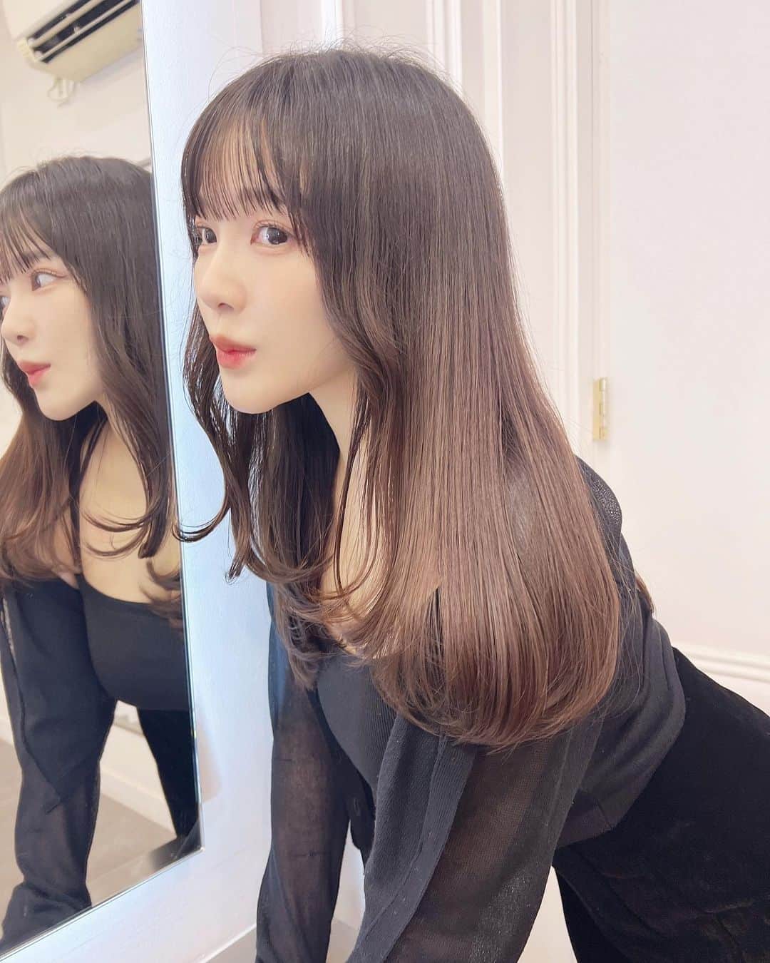 天木じゅんのインスタグラム：「✂︎✂︎🖤  L.O.G omotesando にて カリスマ美人美容師りほちゃんに 髪の毛切ってもらった🤍🤍 @riholog1001   髪質改善トリートメントと レイヤーカットしてもらったよっっ 撮影のために前髪も復活✂︎  艶やかに生まれ変わりした！ りほちゃんいつもありがとう💞  #美容室 #美容師 #hair #hairarrange」