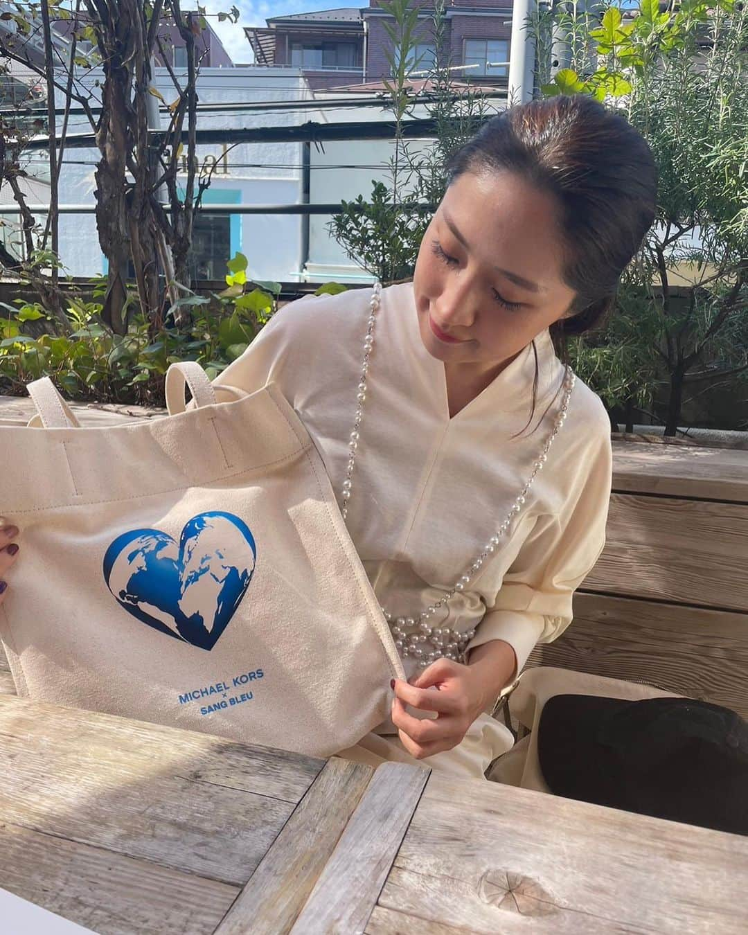 犬山紙子のインスタグラム：「MICHAEL KORSが10年間続けてきた、国連世界食糧計画(WFP)を支援する活動「ウォッチ・ハンガー・ストップ」の取り組み。 今年はWFP が世界の食糧難地域の子供たちに必要な学校給食を提供する支援に焦点を当てているそうです。  この10年で、WFPの学校給食プログラムを通じて、3,000万食の給食を提供するという大きな節目を迎えたそう👏  私が頂いたこのトートバッグは1点につき 216食分がWFPに寄付されるそうです。  このバッグすごくしっかりしてるから、我が家の図書館バッグとして大活躍中です。  ハート型の地球もかわいい！  取り組みに賛同です！ #gifted #pr #michaelkors」