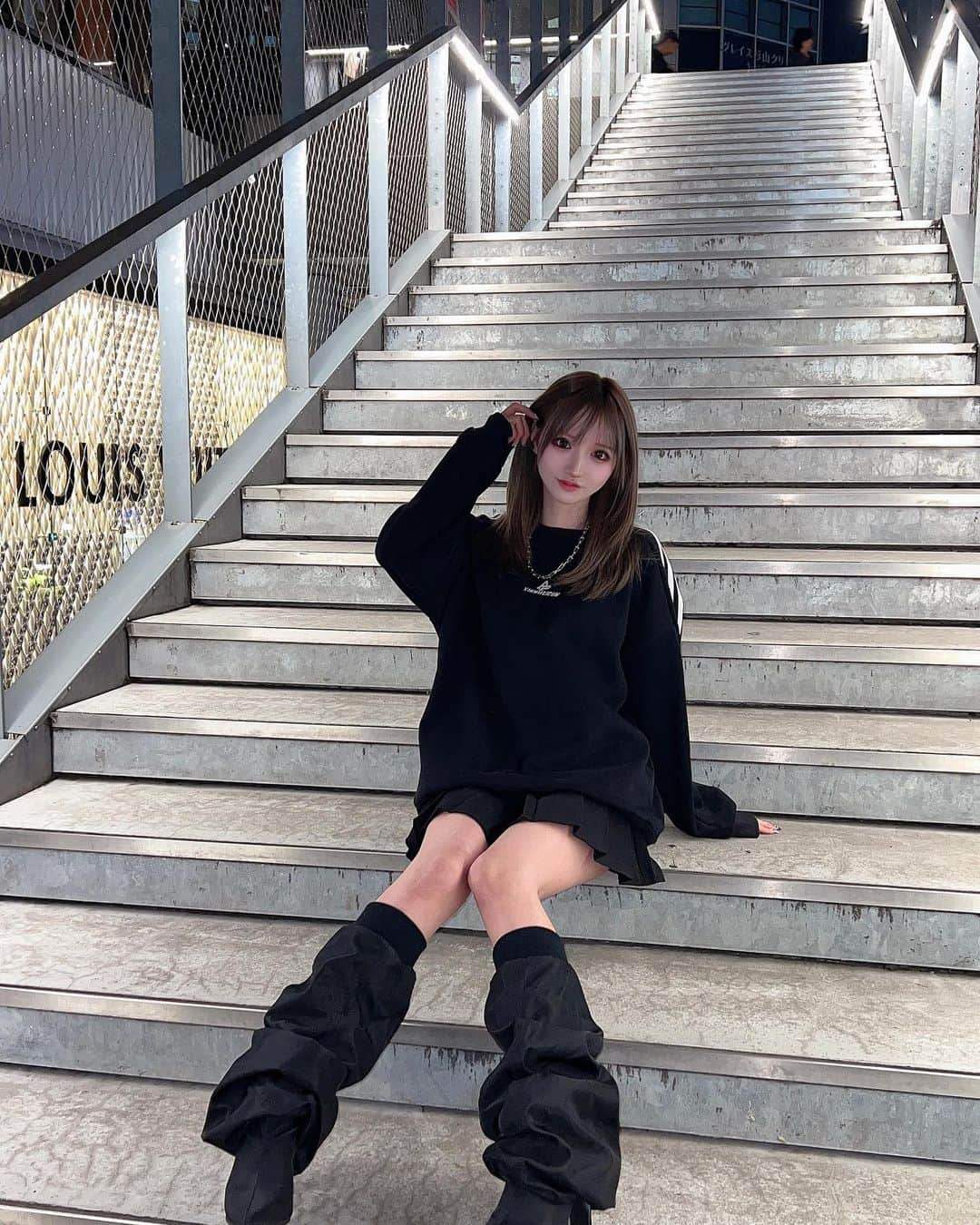 唯月みらいのインスタグラム：「🖤🩶KsG✖️ARIコラボアイテム🩶🖤  ダボっと感がかわいいビッグシルエットがポイントで あえて大きめのサイズを選んで 1枚でワンピース風に着るのもオススメです☺️🫶🩶 お袖のスリーストライプのスポーティーさが またかわいいでしょっ🥺🫰🤍🖤  裏地はこれからの季節にうれしい裏起毛仕様🤤👌 S.M.Lとサイズ展開があるので 是非店頭で試着してみてください👽  明日原宿ラフォーレ5Fでまってるね〜🥰🍒🖤🩷  ※コラボアイテムはオリジナルではなくセレクトになります」