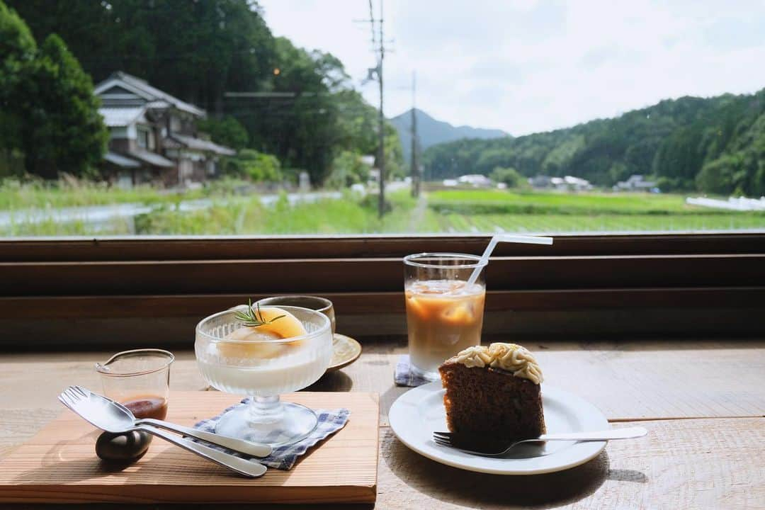 蒼木まやさんのインスタグラム写真 - (蒼木まやInstagram)「🍨 友達の運転でドライブがてら 兵庫の山奥のカフェに。 キャロットケーキとパンナコッタが 絶品でした♡ ⁡ また色んなところ行こー！ @amk.ykk  ⁡ #夏の思い出 #晴レノ日 #富士フイルム #fujifilmphotography #fujifilmxe」10月14日 21時11分 - maya_aoki_