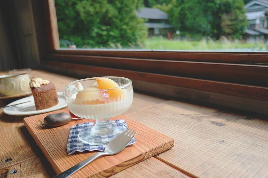 蒼木まやさんのインスタグラム写真 - (蒼木まやInstagram)「🍨 友達の運転でドライブがてら 兵庫の山奥のカフェに。 キャロットケーキとパンナコッタが 絶品でした♡ ⁡ また色んなところ行こー！ @amk.ykk  ⁡ #夏の思い出 #晴レノ日 #富士フイルム #fujifilmphotography #fujifilmxe」10月14日 21時11分 - maya_aoki_