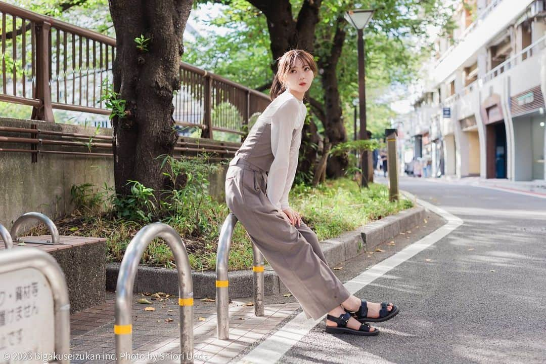 美学生図鑑さんのインスタグラム写真 - (美学生図鑑Instagram)「【美学生図鑑×ミス青山】 Entry No.3　秋山理湖（理工学部3年生）  中学高校時代は陸上部に所属し 東北大会優勝、インターハイ出場などの経歴を持つ実力者！  インタビューではミスコンに対する意気込みや 陸上部時代のエピソードについて語ってくれました  可愛い！綺麗！と思ったらぜひ 応援コメントをお願いします✍️✨  ┈┈┈┈┈┈┈┈┈┈┈┈┈┈┈┈┈┈┈┈┈┈┈┈┈┈ 美学生図鑑の『ミス青山特集』では 6人のファイナリストの撮り下ろし写真 ＆個性溢れるロングインタビューを掲載😉💗  ‣‣プロフィールのURLから 　Webサイトをチェック！🔍  ‣‣他の美学生の写真はこちらから！🙌  　@bigakuseizukan ┈┈┈┈┈┈┈┈┈┈┈┈┈┈┈┈┈┈┈┈┈┈┈┈┈┈」10月14日 21時13分 - bigakuseizukan