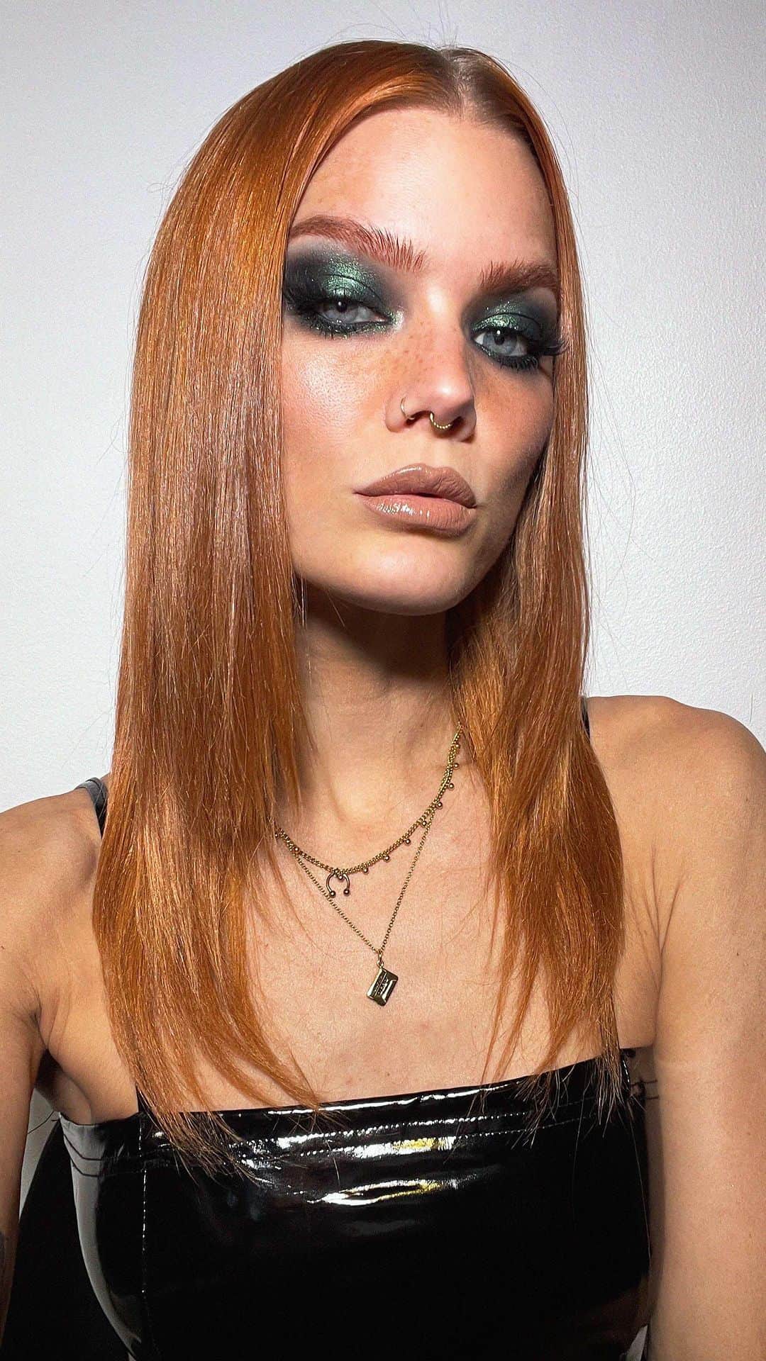 Linda Hallbergのインスタグラム：「Reklam för @lhcosmetics Nothing can go wrong with a green smoky eye. Isn’t that green shade from the smoke it out palette EVERYTHING btw?   Producs used in the video (all @lhcosmetics ) Black crayon Smoke it out palette Eyes wide open Eyelash curler Lengthening mascara Velvet couture Nougat Fantastick Topaz Duo dimension Area Blotting powder」
