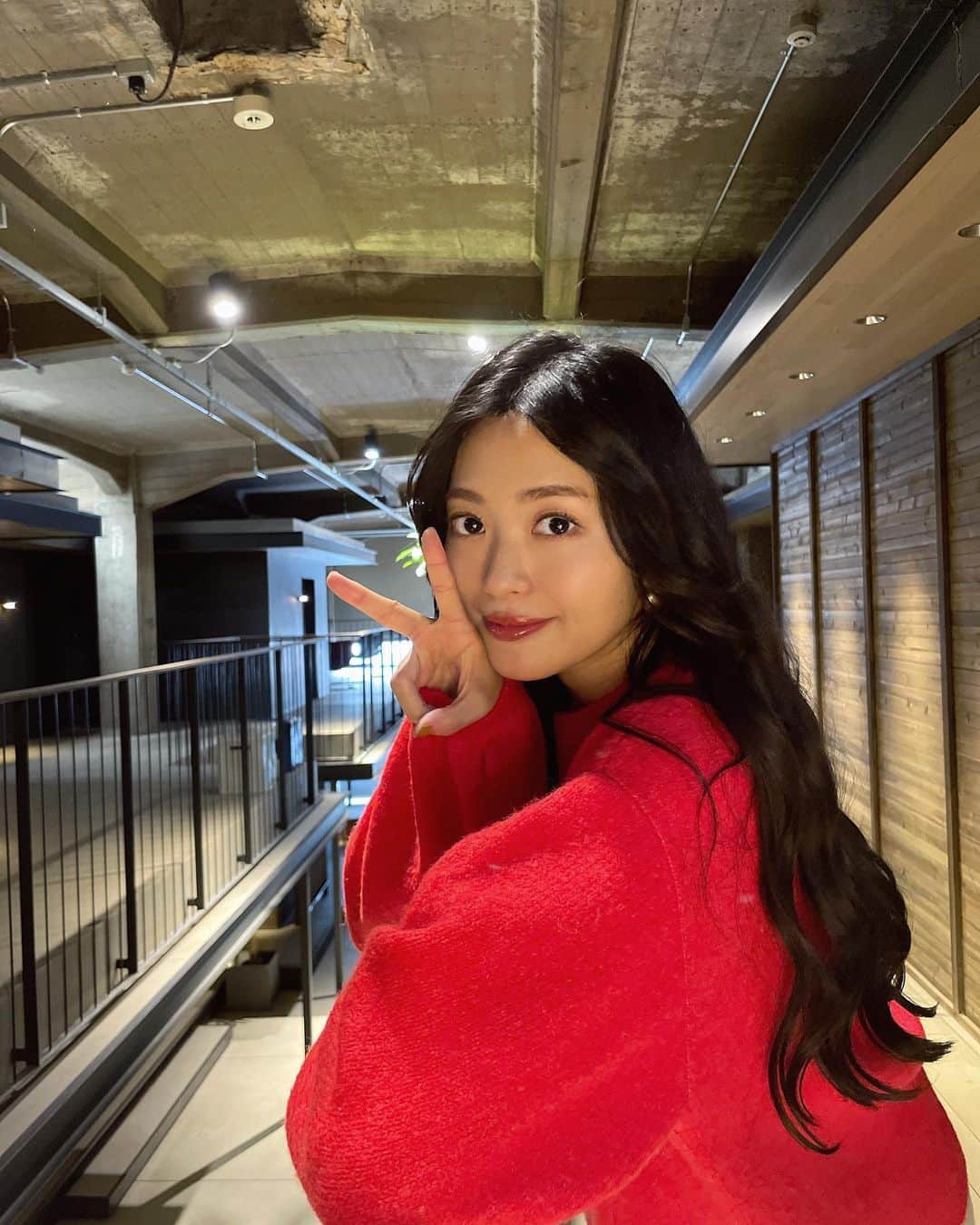 北原里英さんのインスタグラム写真 - (北原里英Instagram)「本日は、 ONOMICHI U2 @onomichi_u2  さんでのトーク＆サイン会 ありがとうございました✍️🩵  おしゃれでいて、アットホームなあたたかい雰囲気の中でのイベントはとても楽しくできました☺️ 始まるまでドキドキしていましたが、広島だからこそ来てくださった方や、久しぶりの方、そしてわざわざ遠くから足を運んでくれたいつものみなさま、たくさんの方と時間を過ごせて、初出しの小説の裏話もたくさんできてとても幸せでした☺︎ またこうしてイベントができたらいいなあ🐳🩵  赤のニットもとてもお気に入り❤️ U2さんの、どこで撮っても画になる雰囲気にぴったりでした🫶🏻 @jme.__official」10月14日 21時13分 - rie_kitahara_3