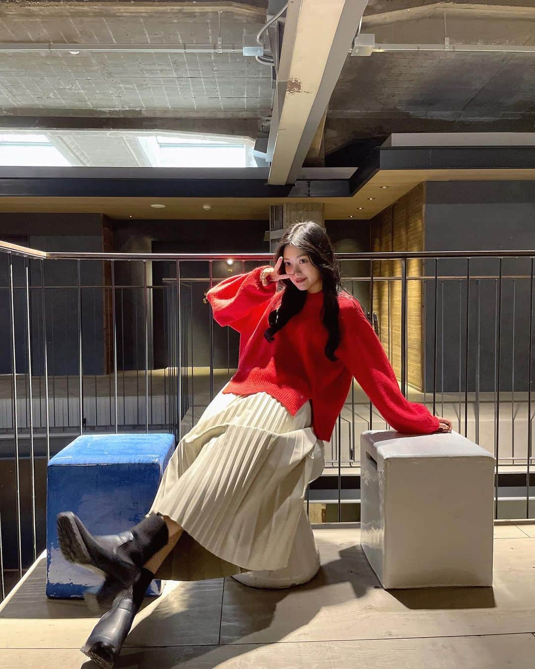 北原里英さんのインスタグラム写真 - (北原里英Instagram)「本日は、 ONOMICHI U2 @onomichi_u2  さんでのトーク＆サイン会 ありがとうございました✍️🩵  おしゃれでいて、アットホームなあたたかい雰囲気の中でのイベントはとても楽しくできました☺️ 始まるまでドキドキしていましたが、広島だからこそ来てくださった方や、久しぶりの方、そしてわざわざ遠くから足を運んでくれたいつものみなさま、たくさんの方と時間を過ごせて、初出しの小説の裏話もたくさんできてとても幸せでした☺︎ またこうしてイベントができたらいいなあ🐳🩵  赤のニットもとてもお気に入り❤️ U2さんの、どこで撮っても画になる雰囲気にぴったりでした🫶🏻 @jme.__official」10月14日 21時13分 - rie_kitahara_3