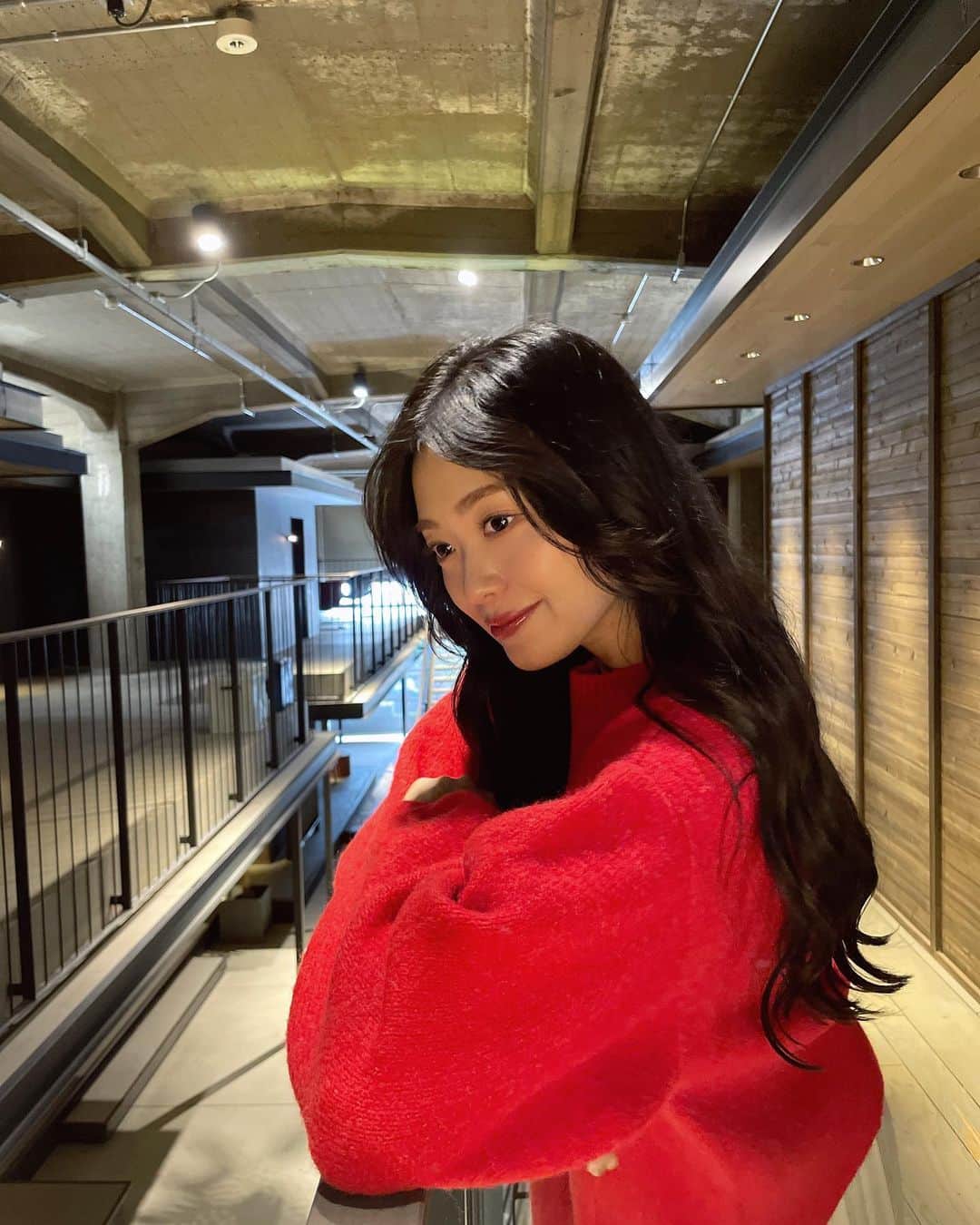 北原里英さんのインスタグラム写真 - (北原里英Instagram)「本日は、 ONOMICHI U2 @onomichi_u2  さんでのトーク＆サイン会 ありがとうございました✍️🩵  おしゃれでいて、アットホームなあたたかい雰囲気の中でのイベントはとても楽しくできました☺️ 始まるまでドキドキしていましたが、広島だからこそ来てくださった方や、久しぶりの方、そしてわざわざ遠くから足を運んでくれたいつものみなさま、たくさんの方と時間を過ごせて、初出しの小説の裏話もたくさんできてとても幸せでした☺︎ またこうしてイベントができたらいいなあ🐳🩵  赤のニットもとてもお気に入り❤️ U2さんの、どこで撮っても画になる雰囲気にぴったりでした🫶🏻 @jme.__official」10月14日 21時13分 - rie_kitahara_3