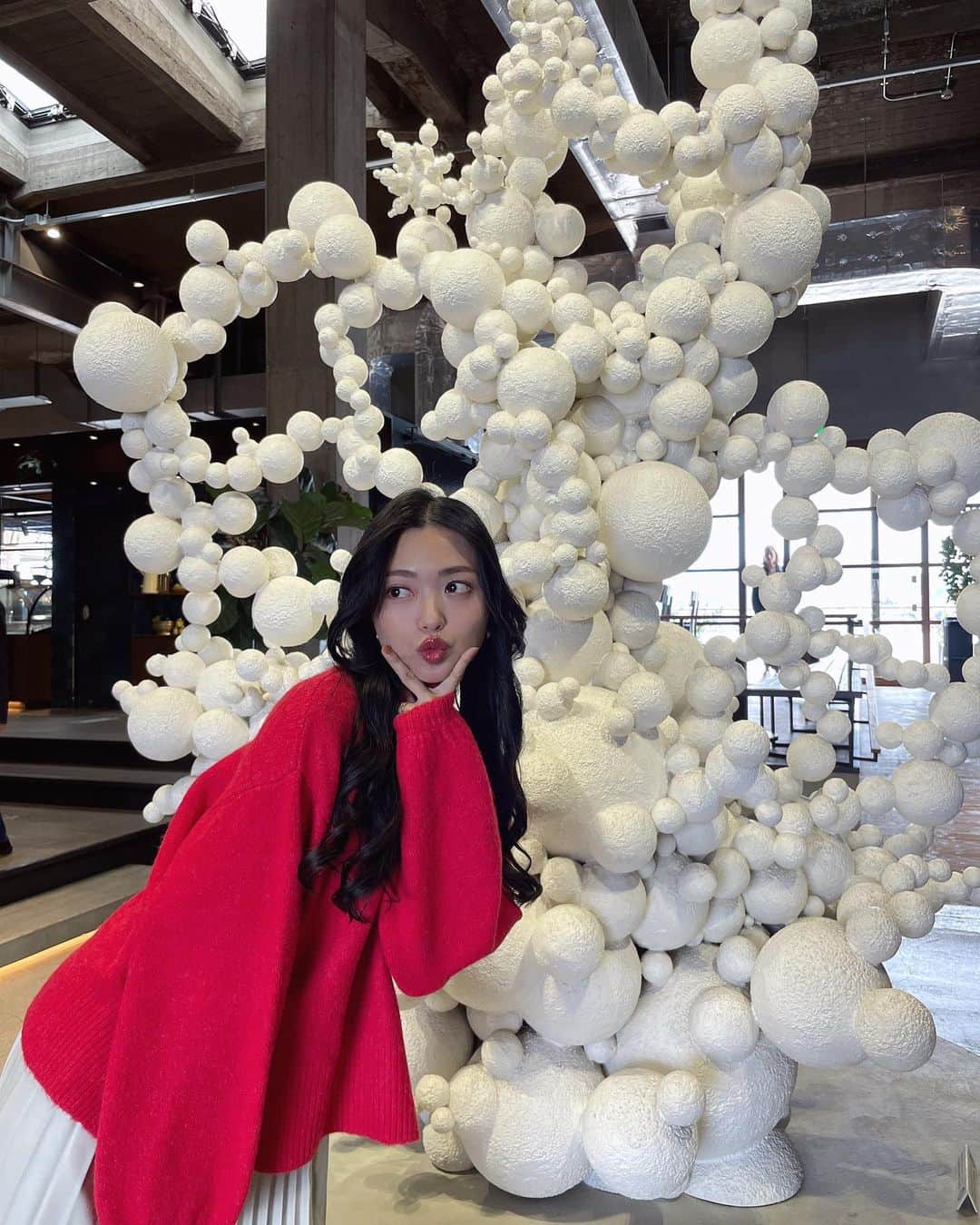 北原里英さんのインスタグラム写真 - (北原里英Instagram)「本日は、 ONOMICHI U2 @onomichi_u2  さんでのトーク＆サイン会 ありがとうございました✍️🩵  おしゃれでいて、アットホームなあたたかい雰囲気の中でのイベントはとても楽しくできました☺️ 始まるまでドキドキしていましたが、広島だからこそ来てくださった方や、久しぶりの方、そしてわざわざ遠くから足を運んでくれたいつものみなさま、たくさんの方と時間を過ごせて、初出しの小説の裏話もたくさんできてとても幸せでした☺︎ またこうしてイベントができたらいいなあ🐳🩵  赤のニットもとてもお気に入り❤️ U2さんの、どこで撮っても画になる雰囲気にぴったりでした🫶🏻 @jme.__official」10月14日 21時13分 - rie_kitahara_3
