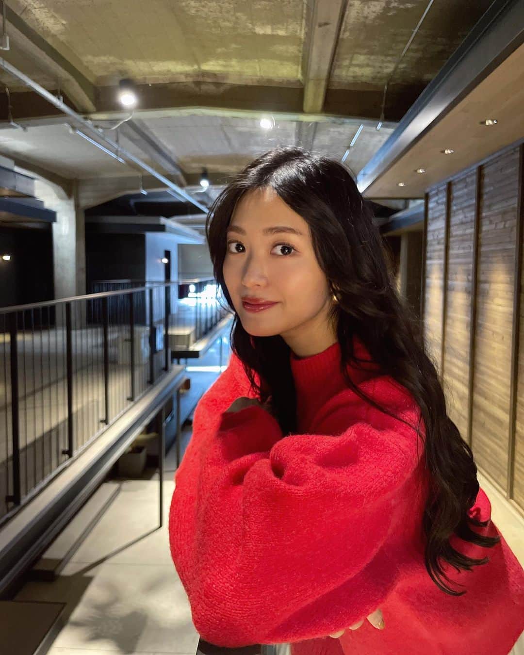 北原里英さんのインスタグラム写真 - (北原里英Instagram)「本日は、 ONOMICHI U2 @onomichi_u2  さんでのトーク＆サイン会 ありがとうございました✍️🩵  おしゃれでいて、アットホームなあたたかい雰囲気の中でのイベントはとても楽しくできました☺️ 始まるまでドキドキしていましたが、広島だからこそ来てくださった方や、久しぶりの方、そしてわざわざ遠くから足を運んでくれたいつものみなさま、たくさんの方と時間を過ごせて、初出しの小説の裏話もたくさんできてとても幸せでした☺︎ またこうしてイベントができたらいいなあ🐳🩵  赤のニットもとてもお気に入り❤️ U2さんの、どこで撮っても画になる雰囲気にぴったりでした🫶🏻 @jme.__official」10月14日 21時13分 - rie_kitahara_3