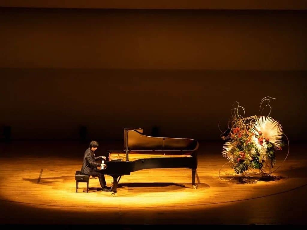 福間洸太朗さんのインスタグラム写真 - (福間洸太朗Instagram)「Souvenirs in Fukuoka  I had a great pleasure and honor to perform in the Fukuoka Civic Hall in the concert on the occasion of the completion of the restauratino of historical legacy piano, on which great artists performed such as Rubinstein, Kempff, Arrau, Gilels, etc.!  It was such fun to play four hands and eight hands (!) with my wonderful colleague pianists, Ikuyo Nakamichi, Shota Nakano and Mami Hagiwara.   Thank you all the people who were involved with this wonderful project. I sincerely hope that this legacy piano will be loved and played by many peopke and bring us much happiness and countless beautiful moments for many years to come!  先週日曜日は、福岡市民会館にて往年の巨匠達が弾いてきたレガシーピアノ修復完成お披露目公演でした。 お越しくださった皆様、主催の西日本新聞社様、この企画にご支援くださった皆様、共演者の仲道郁代さん、萩原麻未さん、中野翔太さん、有難うございました！   皆さんとの連弾も楽しかったですが(中野くんとのシュトラウスはめちゃめちゃ難しかった！😵)、個人的にルービンシュタインのサインの入ったこのピアノでショパンを弾かせていただき特別な興奮を覚えました。  この名器が、末永く多くの方に愛され弾かれますように✨  Photos 1-9: ©︎norisoga  #Fukuoka #FukuokaCivicHall #LegacyPiano #Rubinstein #Kempff #Arrau #Gilels #IkuyoNakamichi #ShotaNakano #MamiHagiwara #福岡 #福岡市民会館 #レガシーピアノ #ルービンシュタイン #ケンプ #アラウ #ギレリス #仲道郁代 #中野翔太 #萩原麻未」10月14日 21時14分 - kotarofsky