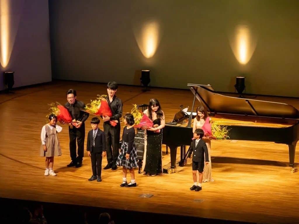 福間洸太朗のインスタグラム：「Souvenirs in Fukuoka  I had a great pleasure and honor to perform in the Fukuoka Civic Hall in the concert on the occasion of the completion of the restauratino of historical legacy piano, on which great artists performed such as Rubinstein, Kempff, Arrau, Gilels, etc.!  It was such fun to play four hands and eight hands (!) with my wonderful colleague pianists, Ikuyo Nakamichi, Shota Nakano and Mami Hagiwara.   Thank you all the people who were involved with this wonderful project. I sincerely hope that this legacy piano will be loved and played by many peopke and bring us much happiness and countless beautiful moments for many years to come!  先週日曜日は、福岡市民会館にて往年の巨匠達が弾いてきたレガシーピアノ修復完成お披露目公演でした。 お越しくださった皆様、主催の西日本新聞社様、この企画にご支援くださった皆様、共演者の仲道郁代さん、萩原麻未さん、中野翔太さん、有難うございました！   皆さんとの連弾も楽しかったですが(中野くんとのシュトラウスはめちゃめちゃ難しかった！😵)、個人的にルービンシュタインのサインの入ったこのピアノでショパンを弾かせていただき特別な興奮を覚えました。  この名器が、末永く多くの方に愛され弾かれますように✨  Photos 1-9: ©︎norisoga  #Fukuoka #FukuokaCivicHall #LegacyPiano #Rubinstein #Kempff #Arrau #Gilels #IkuyoNakamichi #ShotaNakano #MamiHagiwara #福岡 #福岡市民会館 #レガシーピアノ #ルービンシュタイン #ケンプ #アラウ #ギレリス #仲道郁代 #中野翔太 #萩原麻未」