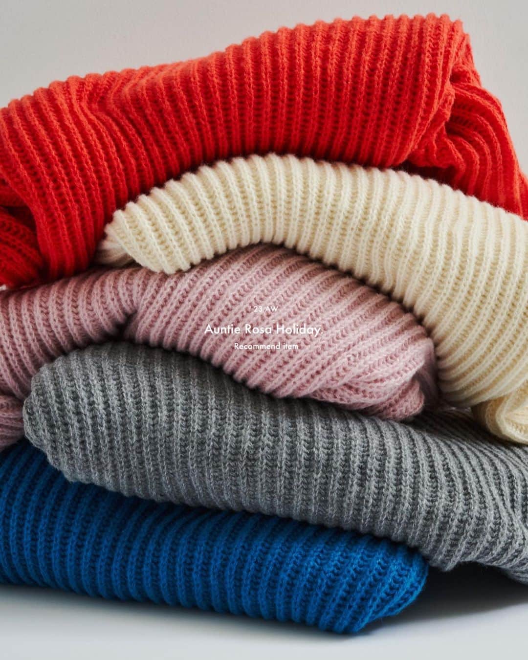 のインスタグラム：「'23 AUTUMN & WINTER ㅤㅤ ◼︎HALF CARDIGAN OVERSIZE KNIT COLOR : RED.IVORY.GRAY.BLUE.PINK PRICE : ¥4,290 TAXIN ㅤㅤ ━━━━━━━━━━━━━━━ ㅤㅤ ※撮影環境の加工感により、実物と色味が異なる場合がございます。 実物に近い色味はZOZOTOWNページ内画像をご参照ください。  #auntierosa#arholiday#holiday#auntierosaholiday#アンティローザホリデー#ホリデー#アンティローザ#2023AW#zozotown#zozotown購入品#ファッション #ワンマイルコーデ #イエベ #ブルベ #秋コーデ #冬コーデ#シンプルコーデ#モードカジュアル #リラックス #リラックカジュアル #大人カジュアル #大人ファッション」