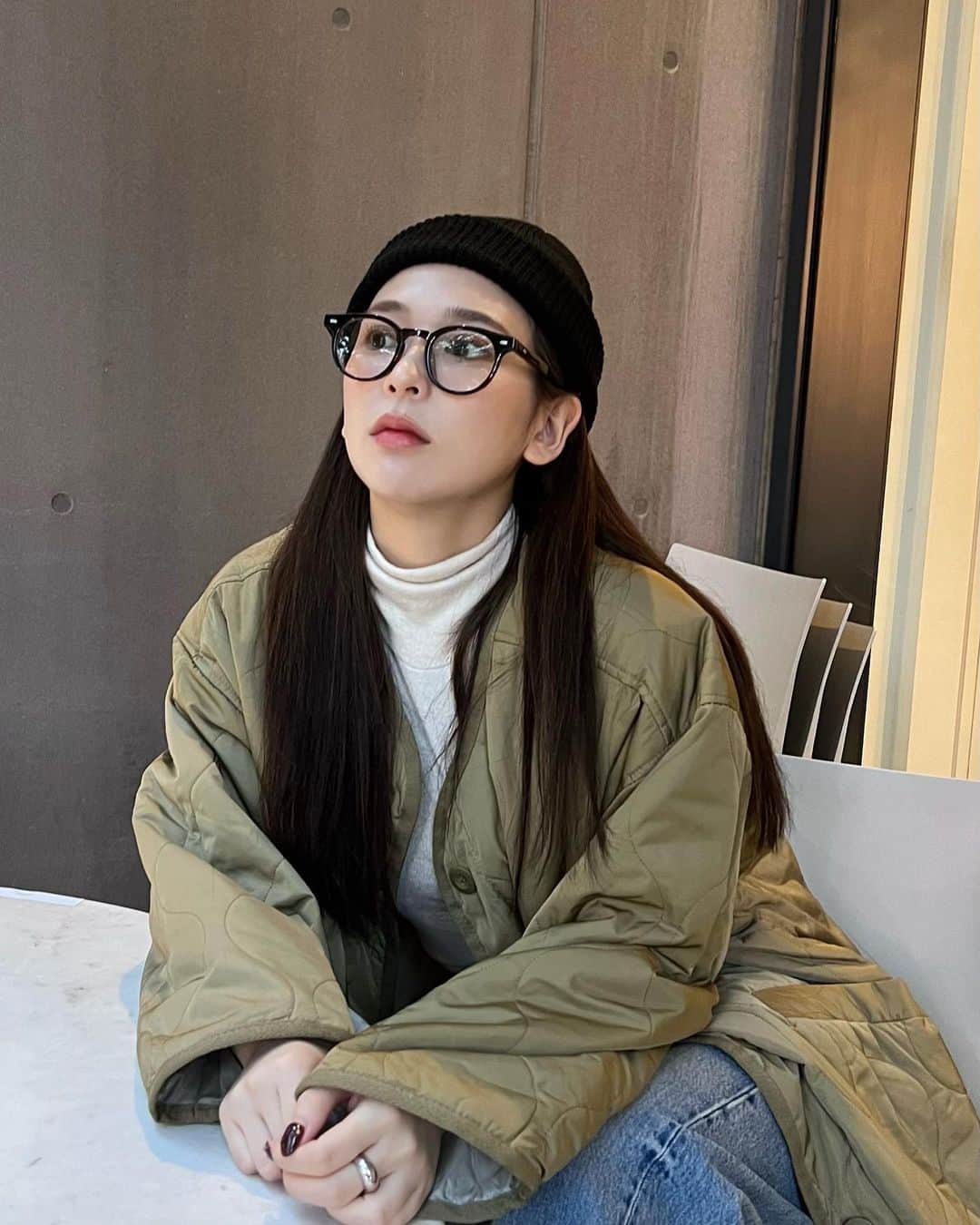 古川貴絵のインスタグラム：「カジュアルな日💚 秋はキルティングよね😮‍💨 カーキにしたんだけど珍しいからそわそわ☁️  あったかいしお尻まで隠れるのもよき◎  ストーリーにリンク載せてるよ💚  @classicalelf_official​  #classicalelf #クラシカルエルフ #エルフコーデ #タイアップ#JAVA#ジャバ​」