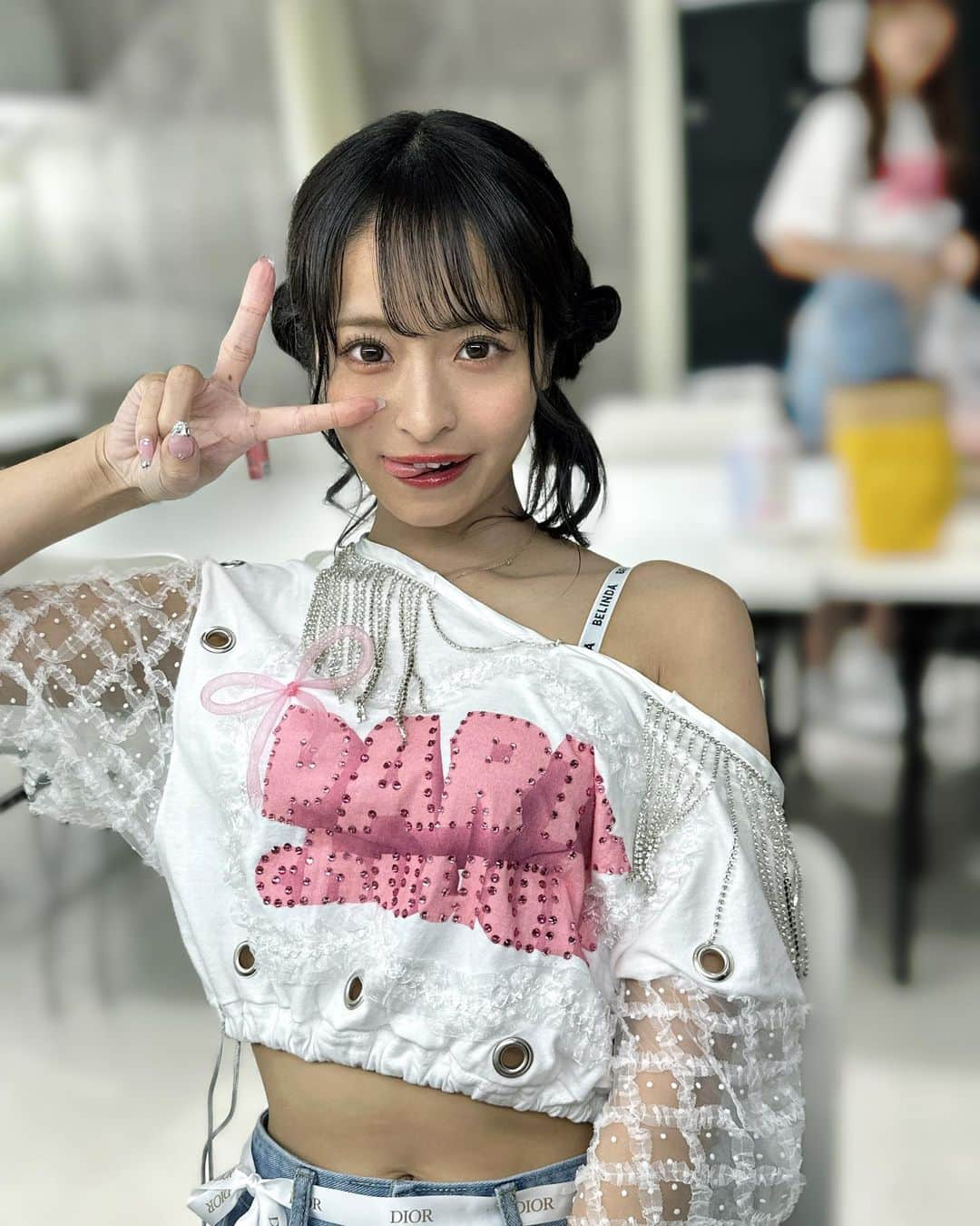 清水里香さんのインスタグラム写真 - (清水里香Instagram)「⁡ ⁡ 私だけTシャツだったので 可愛くリメイクしてくれました💞 ⁡ キラキラでめちゃくちゃ可愛い🥺 ⁡ ⁡ 私がプロデューサーを務める Party chuuuN! が たくさんの方に見守られながら無事 プレデビューを迎えることが出来ました！ ⁡ メンバーカラーのペンライトがキラキラで めちゃくちゃ綺麗だったなぁ🥹 ⁡ 私も少しの期間だけみんなと一緒にステージに 立つことが出来て本当に幸せでした！ ⁡ みんなで汗を流してたくさんレッスンして 体バキバキになったのも良い思い出です👵🏻 ⁡ プロデューサーをしていく中で、みんなから学ぶことも多くて、失敗もしてしまったりしてまだまだ未熟者ですがこれから自分を信じて、みんなを信じてがんばりかてぃーしたいと思います！ ⁡ ステージに立つみんなを見てこれからが本当に 楽しみでしかたないし、私が見れなかった景色も みんななら絶対に見れるなと思いました🫶🏻 ⁡ ⁡ Party chuuuN!のメンバー含め 関わってくださっているすべての人達が 大大大好きです💛❤️💚💙🧡💗 ⁡ ⁡ 日本一可愛いプロデューサーになるぞぉー😚 ⁡ ⁡ まずは、11月13日渋谷 WOMB LIVEの デビューライブに向けてがんばりかてぃーするのみです💪🏻 ⁡ ⁡ ⁡ #partychuuun #ぱーちー」10月14日 21時14分 - partyyy_chu