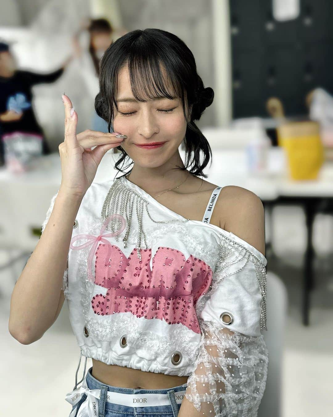 清水里香さんのインスタグラム写真 - (清水里香Instagram)「⁡ ⁡ 私だけTシャツだったので 可愛くリメイクしてくれました💞 ⁡ キラキラでめちゃくちゃ可愛い🥺 ⁡ ⁡ 私がプロデューサーを務める Party chuuuN! が たくさんの方に見守られながら無事 プレデビューを迎えることが出来ました！ ⁡ メンバーカラーのペンライトがキラキラで めちゃくちゃ綺麗だったなぁ🥹 ⁡ 私も少しの期間だけみんなと一緒にステージに 立つことが出来て本当に幸せでした！ ⁡ みんなで汗を流してたくさんレッスンして 体バキバキになったのも良い思い出です👵🏻 ⁡ プロデューサーをしていく中で、みんなから学ぶことも多くて、失敗もしてしまったりしてまだまだ未熟者ですがこれから自分を信じて、みんなを信じてがんばりかてぃーしたいと思います！ ⁡ ステージに立つみんなを見てこれからが本当に 楽しみでしかたないし、私が見れなかった景色も みんななら絶対に見れるなと思いました🫶🏻 ⁡ ⁡ Party chuuuN!のメンバー含め 関わってくださっているすべての人達が 大大大好きです💛❤️💚💙🧡💗 ⁡ ⁡ 日本一可愛いプロデューサーになるぞぉー😚 ⁡ ⁡ まずは、11月13日渋谷 WOMB LIVEの デビューライブに向けてがんばりかてぃーするのみです💪🏻 ⁡ ⁡ ⁡ #partychuuun #ぱーちー」10月14日 21時14分 - partyyy_chu