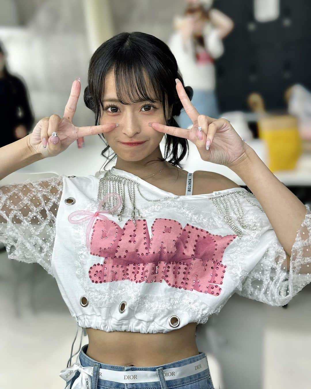 清水里香さんのインスタグラム写真 - (清水里香Instagram)「⁡ ⁡ 私だけTシャツだったので 可愛くリメイクしてくれました💞 ⁡ キラキラでめちゃくちゃ可愛い🥺 ⁡ ⁡ 私がプロデューサーを務める Party chuuuN! が たくさんの方に見守られながら無事 プレデビューを迎えることが出来ました！ ⁡ メンバーカラーのペンライトがキラキラで めちゃくちゃ綺麗だったなぁ🥹 ⁡ 私も少しの期間だけみんなと一緒にステージに 立つことが出来て本当に幸せでした！ ⁡ みんなで汗を流してたくさんレッスンして 体バキバキになったのも良い思い出です👵🏻 ⁡ プロデューサーをしていく中で、みんなから学ぶことも多くて、失敗もしてしまったりしてまだまだ未熟者ですがこれから自分を信じて、みんなを信じてがんばりかてぃーしたいと思います！ ⁡ ステージに立つみんなを見てこれからが本当に 楽しみでしかたないし、私が見れなかった景色も みんななら絶対に見れるなと思いました🫶🏻 ⁡ ⁡ Party chuuuN!のメンバー含め 関わってくださっているすべての人達が 大大大好きです💛❤️💚💙🧡💗 ⁡ ⁡ 日本一可愛いプロデューサーになるぞぉー😚 ⁡ ⁡ まずは、11月13日渋谷 WOMB LIVEの デビューライブに向けてがんばりかてぃーするのみです💪🏻 ⁡ ⁡ ⁡ #partychuuun #ぱーちー」10月14日 21時14分 - partyyy_chu