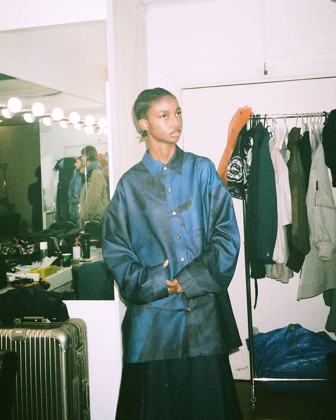 ウィザードのインスタグラム：「WIZZARD 2023/24 AUTUMN WINTER COLLECTION [Bloom]  🟦 BACKSTAGE 🟦  [ MODEL ] @oluwafunmike__  [ STYLIST ] @rxixkxux  [ HAIR MAKE ] @ezashi_ezashi_ezashic  [ SPECIAL THANKS ] @teeny_ranch_ @west_management_inc_official @themgt.jp.  #wizzard_fac #wizzard #fashion #mensfashion #2023AW」