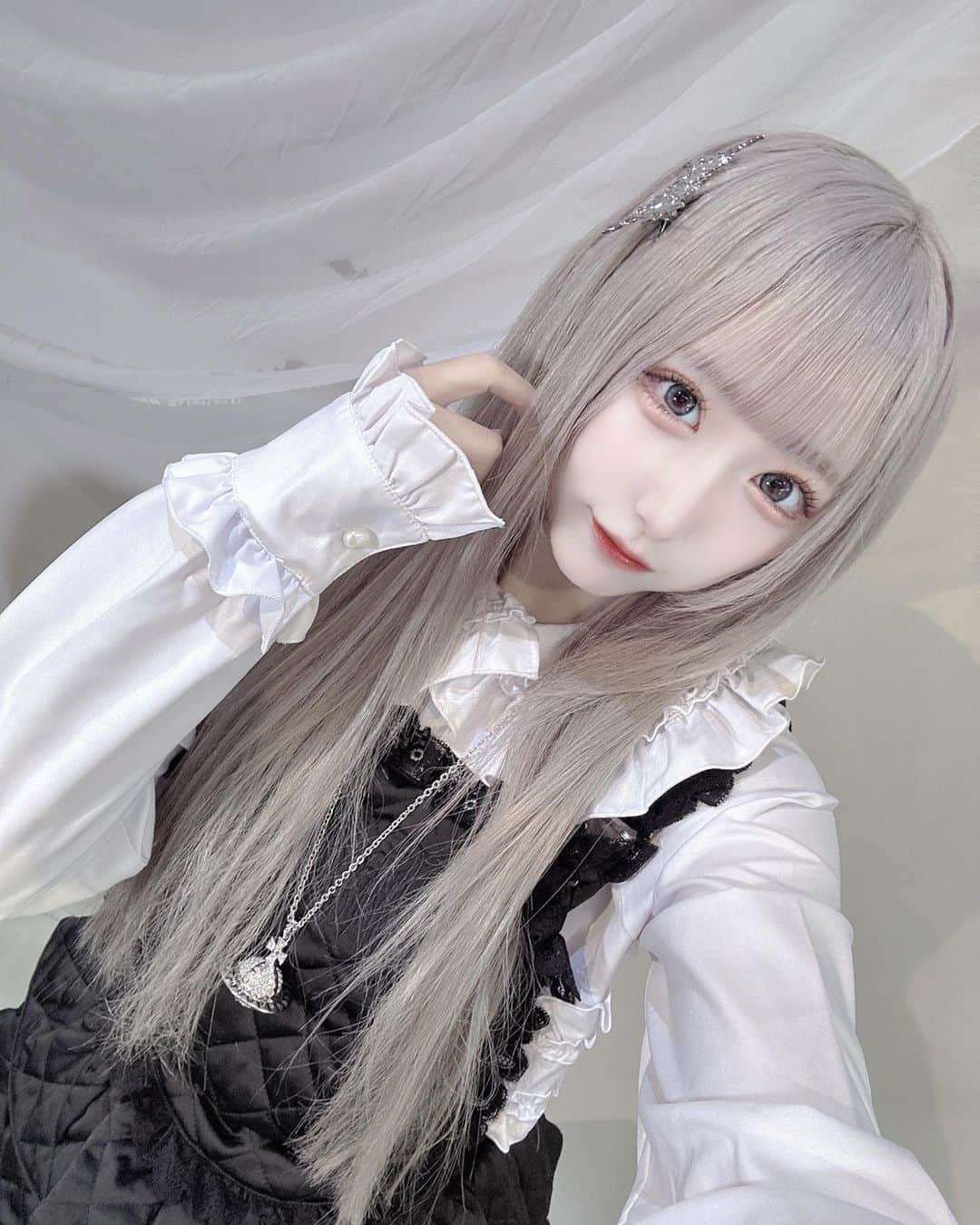 椎名栞のインスタグラム：「盛れた‪⸜♡⸝‪ ' ' ' ' ' #dimmoire  #自撮り  #自撮り女子  #ハイトーンカラー  #ハイトーン  #地雷  #アイドル」