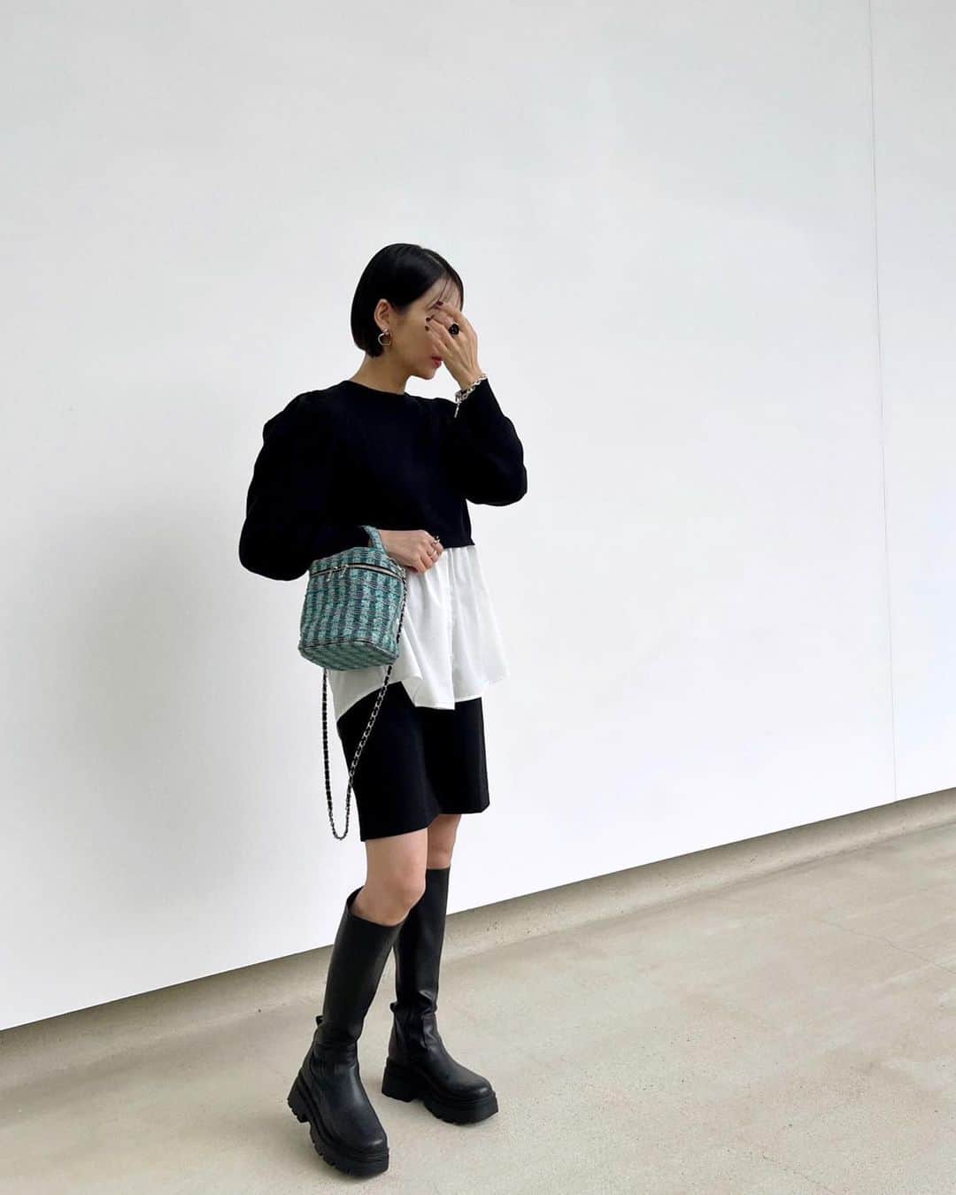 miheeのインスタグラム：「ootd  @fifth_store  大きめのリボンがアクセントな 1枚で可愛いドッキングニット🖤  カジュアルなパンツにもフェミニンな スカートにも合わせやすい☺️🎀  30%offで購入できます♡  #PR #fifth #フィフス #フィフスタイル #fifthtl #バックリボンドッキングニット」