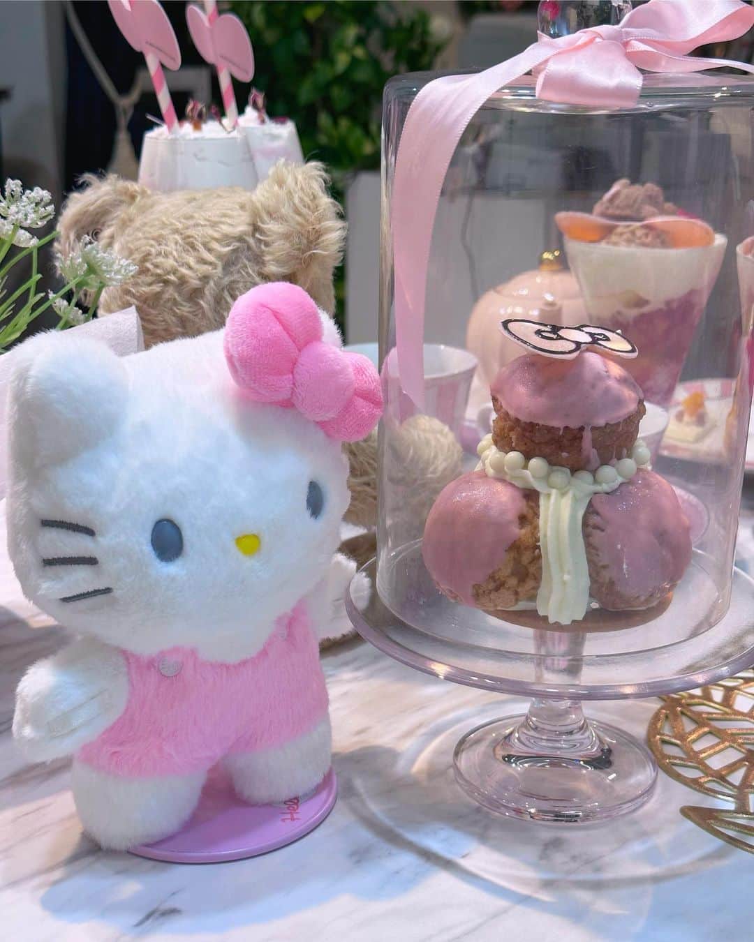 美咲キララさんのインスタグラム写真 - (美咲キララInstagram)「🎀🐱=^・◦・🎀^= . ジンジャーガーデン青山 キティちゃんのアフタヌーンティー😭♥️♥️♥️♥️ これ可愛すぎる！！！犯罪！！ パフェといちごミルクが美味しすぎた🍨🍓🥛 . . #ジンジャーガーデン青山  #ジンジャーガーデン #アフタヌーンティー #afternoontea #青山カフェ #青山グルメ  #キャバクラ #キャバ #キャバクラ嬢 #キャバ嬢 #東京 #新宿 #歌舞伎町 #池袋 #六本木  #大阪 #ミナミ #北新地 #自撮り女子 #グラビア #リュクセ #팔로우 #셀카 #自拍 #角色扮演 #cute #kawaii #셀스타그램 #얼스타그램」10月27日 20時45分 - ___krrnano