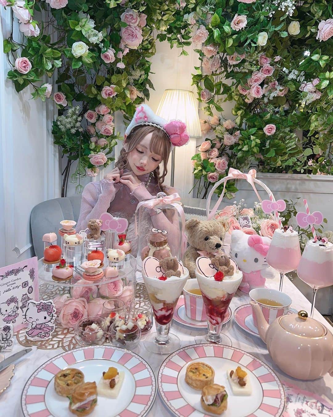 美咲キララさんのインスタグラム写真 - (美咲キララInstagram)「🎀🐱=^・◦・🎀^= . ジンジャーガーデン青山 キティちゃんのアフタヌーンティー😭♥️♥️♥️♥️ これ可愛すぎる！！！犯罪！！ パフェといちごミルクが美味しすぎた🍨🍓🥛 . . #ジンジャーガーデン青山  #ジンジャーガーデン #アフタヌーンティー #afternoontea #青山カフェ #青山グルメ  #キャバクラ #キャバ #キャバクラ嬢 #キャバ嬢 #東京 #新宿 #歌舞伎町 #池袋 #六本木  #大阪 #ミナミ #北新地 #自撮り女子 #グラビア #リュクセ #팔로우 #셀카 #自拍 #角色扮演 #cute #kawaii #셀스타그램 #얼스타그램」10月27日 20時45分 - ___krrnano
