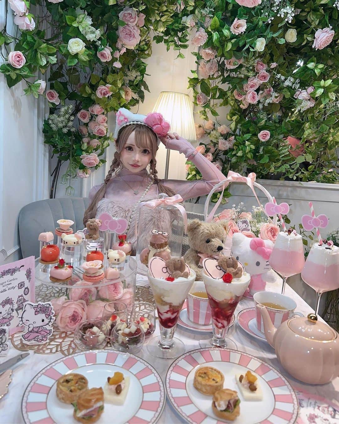 美咲キララさんのインスタグラム写真 - (美咲キララInstagram)「🎀🐱=^・◦・🎀^= . ジンジャーガーデン青山 キティちゃんのアフタヌーンティー😭♥️♥️♥️♥️ これ可愛すぎる！！！犯罪！！ パフェといちごミルクが美味しすぎた🍨🍓🥛 . . #ジンジャーガーデン青山  #ジンジャーガーデン #アフタヌーンティー #afternoontea #青山カフェ #青山グルメ  #キャバクラ #キャバ #キャバクラ嬢 #キャバ嬢 #東京 #新宿 #歌舞伎町 #池袋 #六本木  #大阪 #ミナミ #北新地 #自撮り女子 #グラビア #リュクセ #팔로우 #셀카 #自拍 #角色扮演 #cute #kawaii #셀스타그램 #얼스타그램」10月27日 20時45分 - ___krrnano