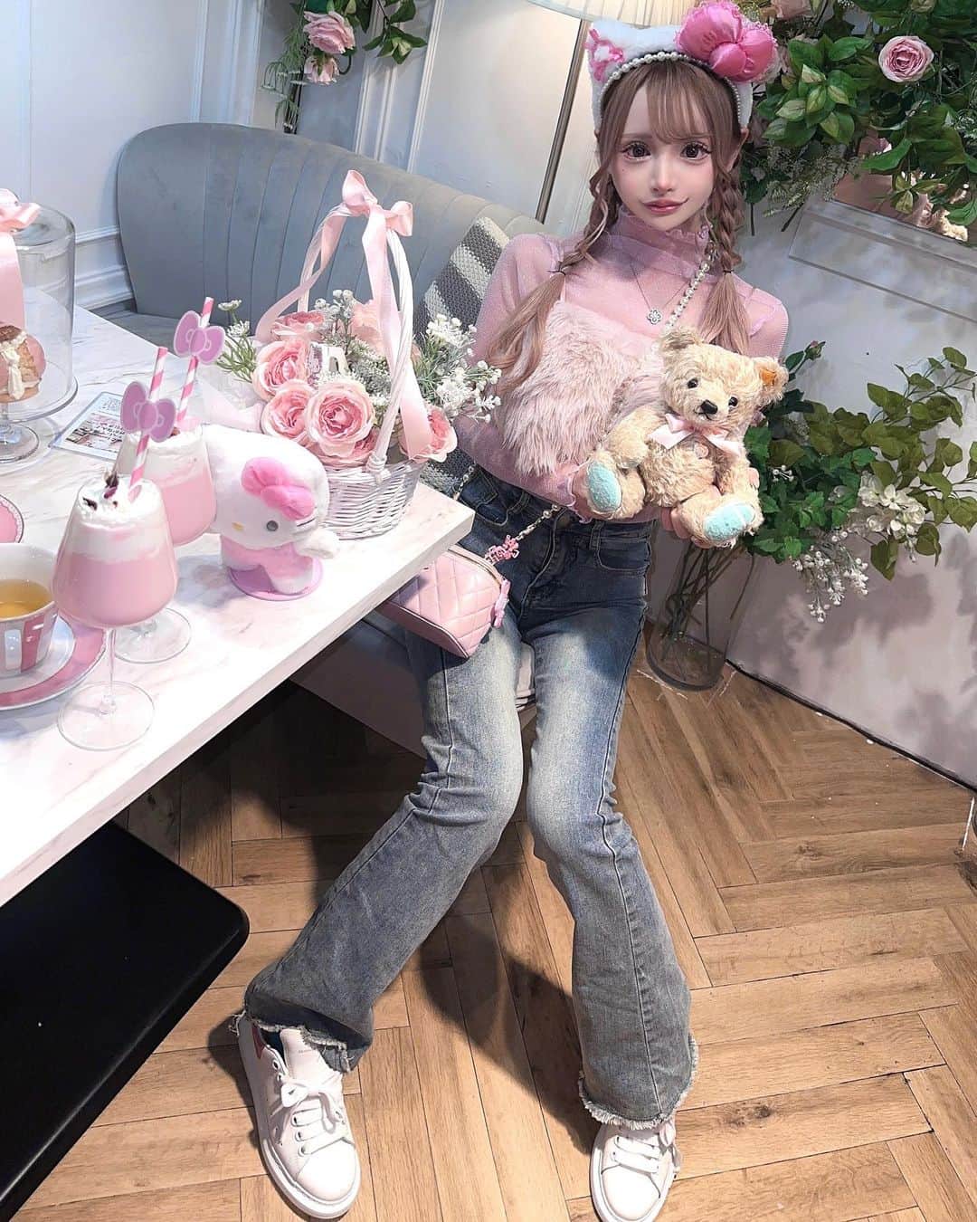 美咲キララさんのインスタグラム写真 - (美咲キララInstagram)「🎀🐱=^・◦・🎀^= . ジンジャーガーデン青山 キティちゃんのアフタヌーンティー😭♥️♥️♥️♥️ これ可愛すぎる！！！犯罪！！ パフェといちごミルクが美味しすぎた🍨🍓🥛 . . #ジンジャーガーデン青山  #ジンジャーガーデン #アフタヌーンティー #afternoontea #青山カフェ #青山グルメ  #キャバクラ #キャバ #キャバクラ嬢 #キャバ嬢 #東京 #新宿 #歌舞伎町 #池袋 #六本木  #大阪 #ミナミ #北新地 #自撮り女子 #グラビア #リュクセ #팔로우 #셀카 #自拍 #角色扮演 #cute #kawaii #셀스타그램 #얼스타그램」10月27日 20時45分 - ___krrnano