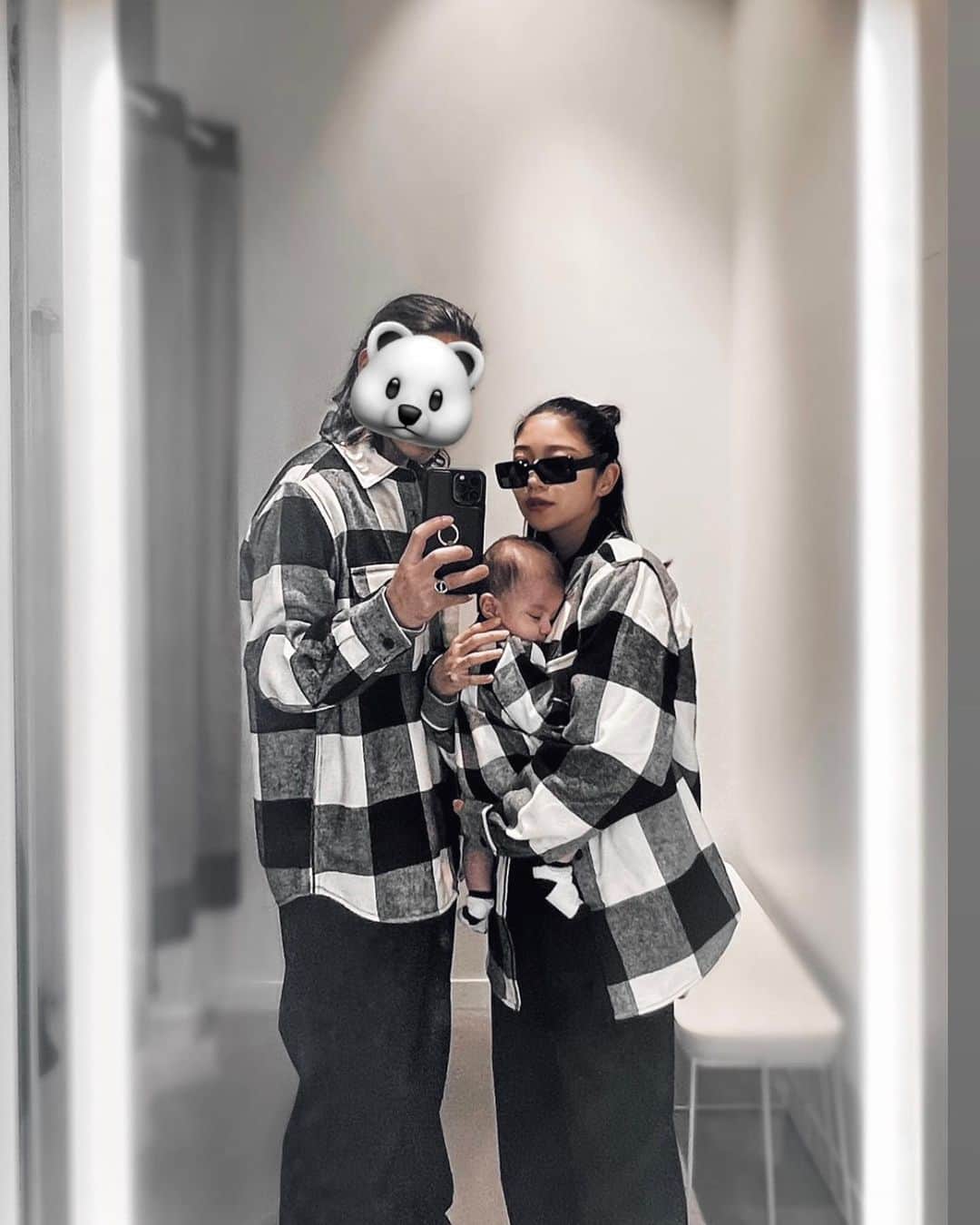 佐藤あずみのインスタグラム：「親子マッチングコーデ🐻‍❄️🔗🩶 4枚目はまだぷーちゃんがお腹にいる時🤰🤍  #similar #similarlook #シミラールック #リンクコーデ #ペアルック #fashion #pair #matching #matchingoutfits #ootd #fashion #coordinate  #code #outfit #私服 #コーデ #コーディネート #ファッション #japan #japanesegirl #親子コーデ #親子リンクコーデ #親子リンク #matchingoutfits #matching」