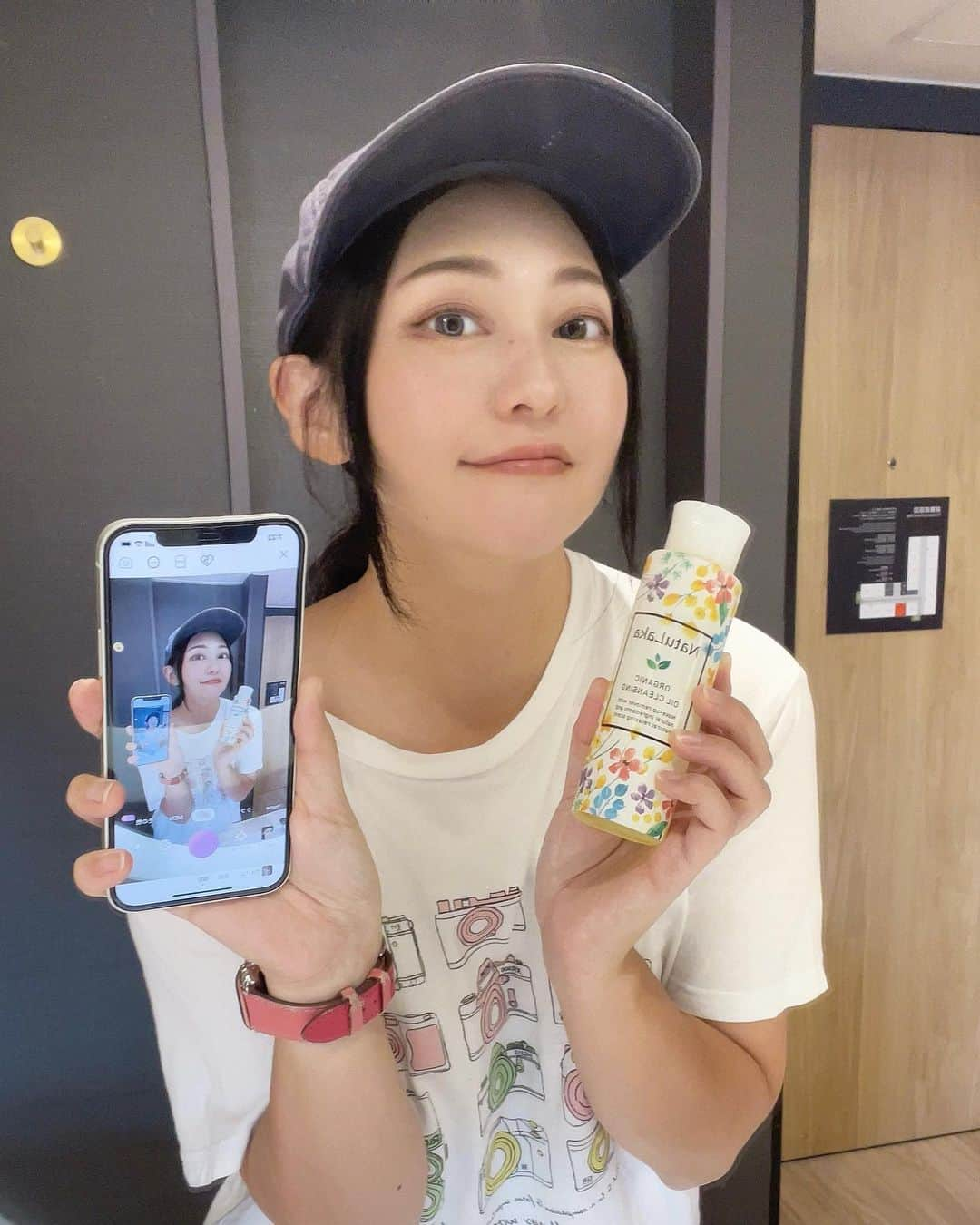 正田美里（みさみさ）さんのインスタグラム写真 - (正田美里（みさみさ）Instagram)「ナチュラカ オーガニックオイルクレンジング を。 @natulaka_official 様より商品提供して頂きました。  娘とお風呂入るときは、とにかく戦いなので（笑）濡れた手でもオッケーなオイルクレンジングはとても助かります!!  美容成分たっぷりでお肌にとっても良いし、W洗顔不用なのと、マツエクしてても良いのは有難いっ!!  PR @natulaka_official #natulaka #ナチュラカ #オイルクレンジング #ドラコス #プチプラコスメ紹介 #毛穴ケアコスメ #オーガニック化粧品 #3歳児ママ #娘とお風呂 #オーガニック」10月14日 21時25分 - misamisaupiupi