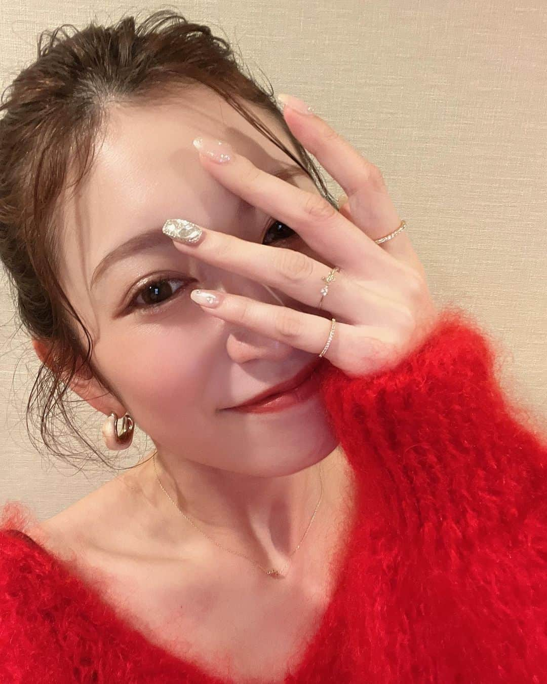 吉田朱里さんのインスタグラム写真 - (吉田朱里Instagram)「急に寒くなってきて赤のニットが 着たくなって買いました❤️ . 海外ドラマで女優さんがざっくりお団子してたのが可愛くて真似してみた🍡 赤ニットには @bidol_official の #むっちリップ #ふいうちレッド を 合わせたくなります💋 . 眉毛は明るめの眉マスカラで しっかり染めてキリッとナチュラルに、肌はうるっとツヤ肌が最近の気分かな。 . アクセサリーは @anchelion の 華奢めのを何個もつけてみた。 ネイルも今はキラキラの気分。 . 一気に秋冬モードですね❤️‍🔥 . 帰宅してニットを脱ぐと インナーに赤い毛がいっぱい😂 . ❤️ができちゃいましたとさ🙄❤️‍🔥 . #秋冬コーデ #ワンホンネイル #赤リップ #ニット #秋コーデ #私服 #fashion #ootd #アカリンコーデ」10月14日 21時22分 - _yoshida_akari