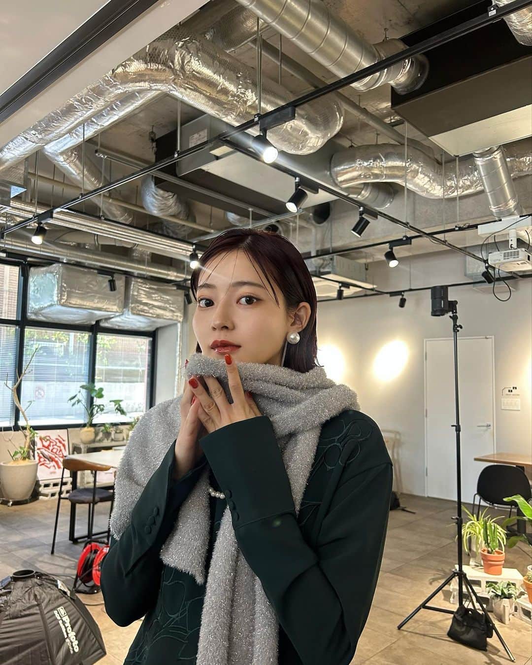 山崎江莉のインスタグラム：「shooting  あともう少しでやっと..!! お披露目できる企画の撮影をしてきたのでoff shotを先に🪴☺︎  公開するの、ずっと楽しみ まだ長くは語らないですが、もうすぐ🫶  撮影終わりにfason、早起きで糖分欲しすぎて抹茶ラテにした👶🏻」