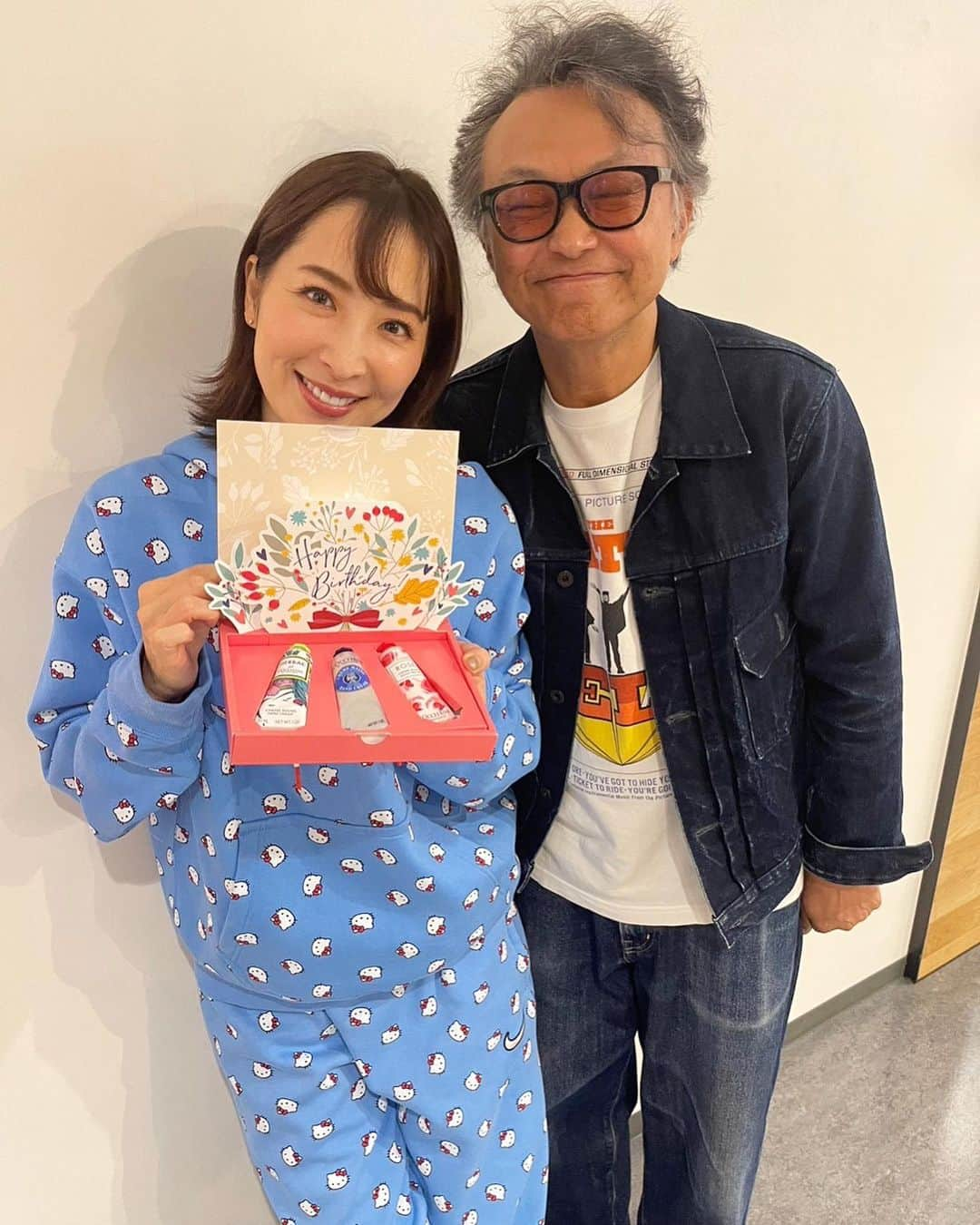 真飛聖さんのインスタグラム写真 - (真飛聖Instagram)「♡♡♡  沢山の、お祝いコメントを 本当に ありがとうございました♡ 全て、読ませていただきました！ とっても 嬉しかったです✨  こんなにも沢山の人に おめでとう！って言ってもらえて 改めて、私は幸せ者だなぁ〜って思いました。 ありがとうございました♡  昨日も舞台『多重露光』のメンバーとの写真、 載せましたが・・・ 集合写真のどさくさで みんなとのツーショット写真もお願いしちゃいました📷  『すみません、調子のっちゃいました！』  素敵なプレゼントまでいただいちゃって、 嬉しすぎます、ほんとに。 今日が中日・・・ こんなに素敵な仲間とお芝居出来て ほんとに嬉しいです✨  みーーーんな、あたしの愛おしい仲間です♡  最後の最後までこのメンバーで無事に 完走できますように✨  みなさんにもぜひぜひ、劇場で 見守っていただけたら嬉しいです✨📷✨  22日まで 日本青年館ホールで公演しています。 劇場で、お待ちしてます〜♡  #舞台#多重露光 #日本青年館ホール #主演#稲垣吾郎 さん #石橋けい さん #橋爪未萠里  さん #相島一之 さん #竹井亮介 さん #杉田雷麟  さん #小澤竜心 さん #眞鍋卓嗣 さん」10月14日 21時22分 - sei_matobu