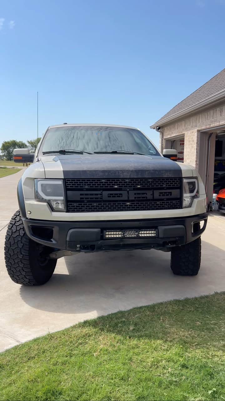 スティーブのインスタグラム：「I love my gen 1 Ford Raptor…. What a well built truck. Even with almost 250,000 miles she still looking and running good too thanks to #Liquimoly products 40万キロ走行のマイフォードラプター　よく作られたトラックです　リキモリのオイルを使ってさらに40万キロいけるかな❓#svt #fordraptor #raptoraddiction」