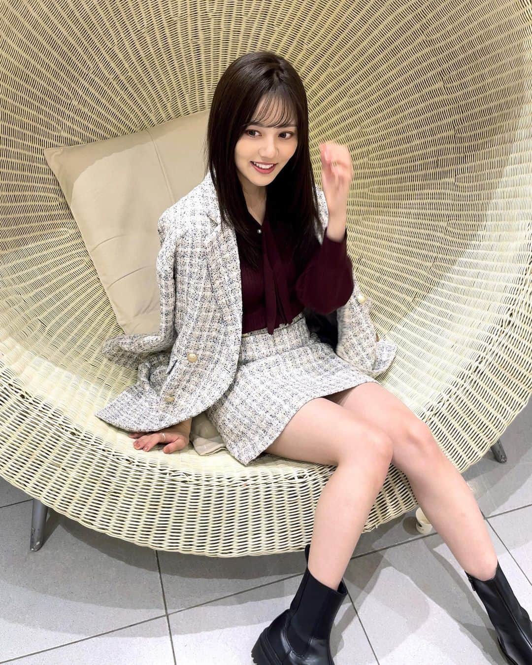 tomoさんのインスタグラム写真 - (tomoInstagram)「⁡ ⁡ @naturalbeautybasic_official の展示会で頼んだセットアップ可愛すぎる件🩵 ⁡ ⁡ ⁡ #naturalbeautybasic #nbb #セットアップ #セットアップコーデ #ツイードジャケット #ツイードスカート #ツイードセットアップ」10月14日 21時23分 - _tomo620_