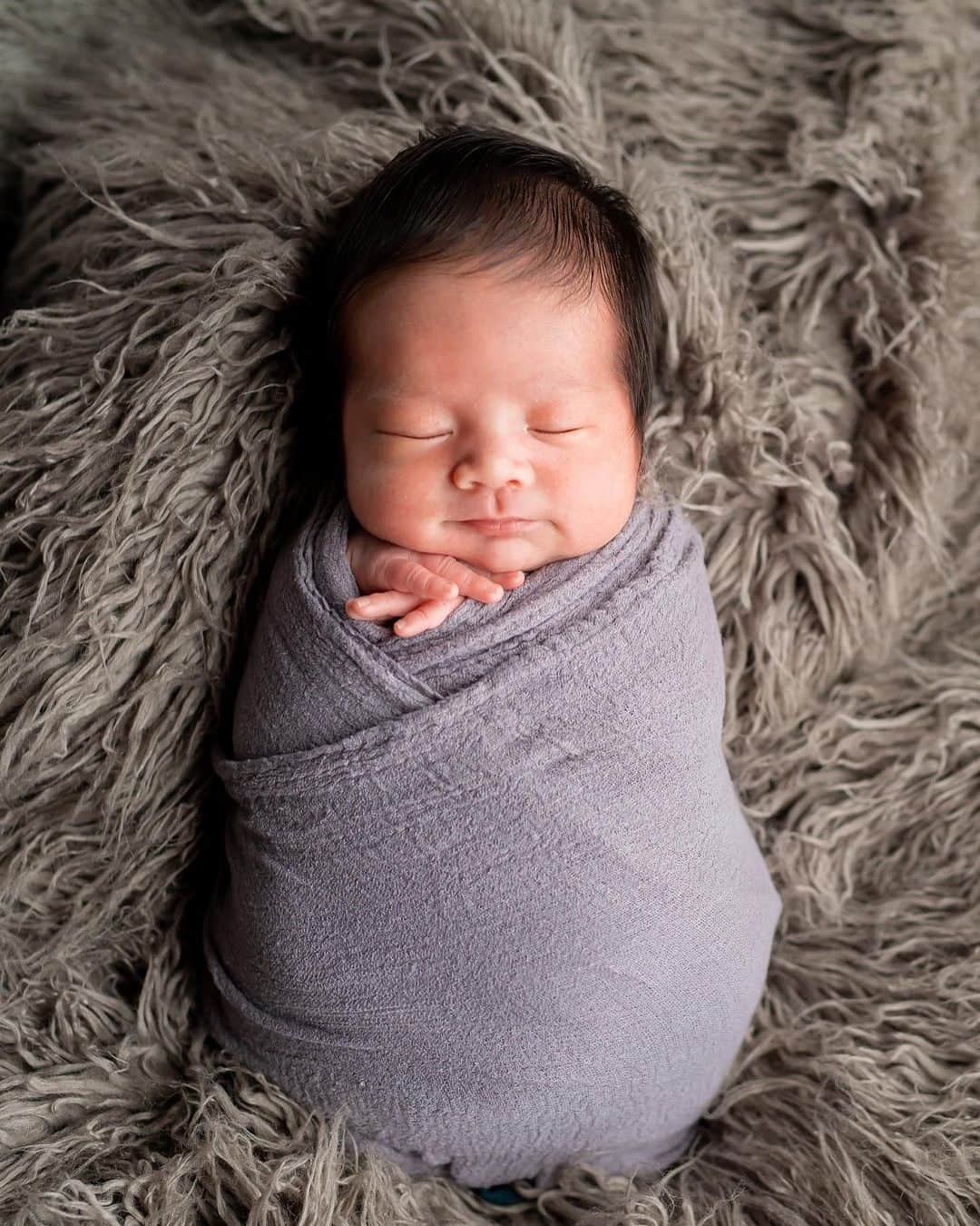 大森美知さんのインスタグラム写真 - (大森美知Instagram)「Newborn Photography🥚💕 明日で新生児が終わってしまう寂しさと嬉しさ🥹✨  もうすでにアルバムの中が子供でいっぱいで 見返してたら生後14日の時に撮った ニューボーンホォトがたまらなく愛おしい🥰✨  シワシワだった体も今は むっちむちで あぁ　たまらない😮‍💨💕  ふぅー明日で新生児が終わりだぁ🕊️  #ニューボーンフォト#新生児#ベビー #男の子ママ#生後14日#記録 #baby#沖縄#okinawa#赤ちゃん」10月14日 21時32分 - michi_oomori_official