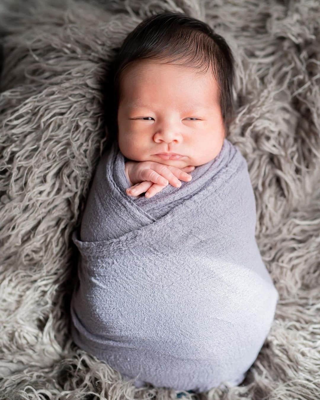 大森美知さんのインスタグラム写真 - (大森美知Instagram)「Newborn Photography🥚💕 明日で新生児が終わってしまう寂しさと嬉しさ🥹✨  もうすでにアルバムの中が子供でいっぱいで 見返してたら生後14日の時に撮った ニューボーンホォトがたまらなく愛おしい🥰✨  シワシワだった体も今は むっちむちで あぁ　たまらない😮‍💨💕  ふぅー明日で新生児が終わりだぁ🕊️  #ニューボーンフォト#新生児#ベビー #男の子ママ#生後14日#記録 #baby#沖縄#okinawa#赤ちゃん」10月14日 21時32分 - michi_oomori_official